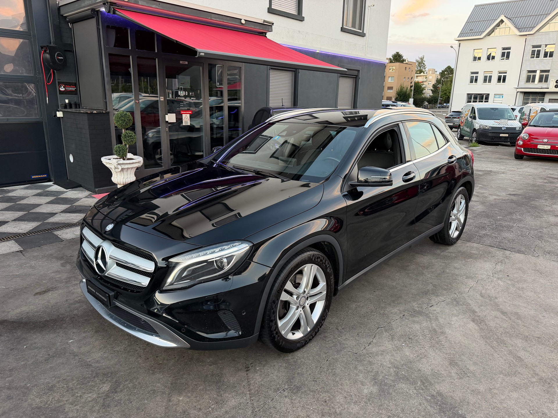 MERCEDES-BENZ GLA 250 Style 4Matic 7G-DCT-showroom-element-3