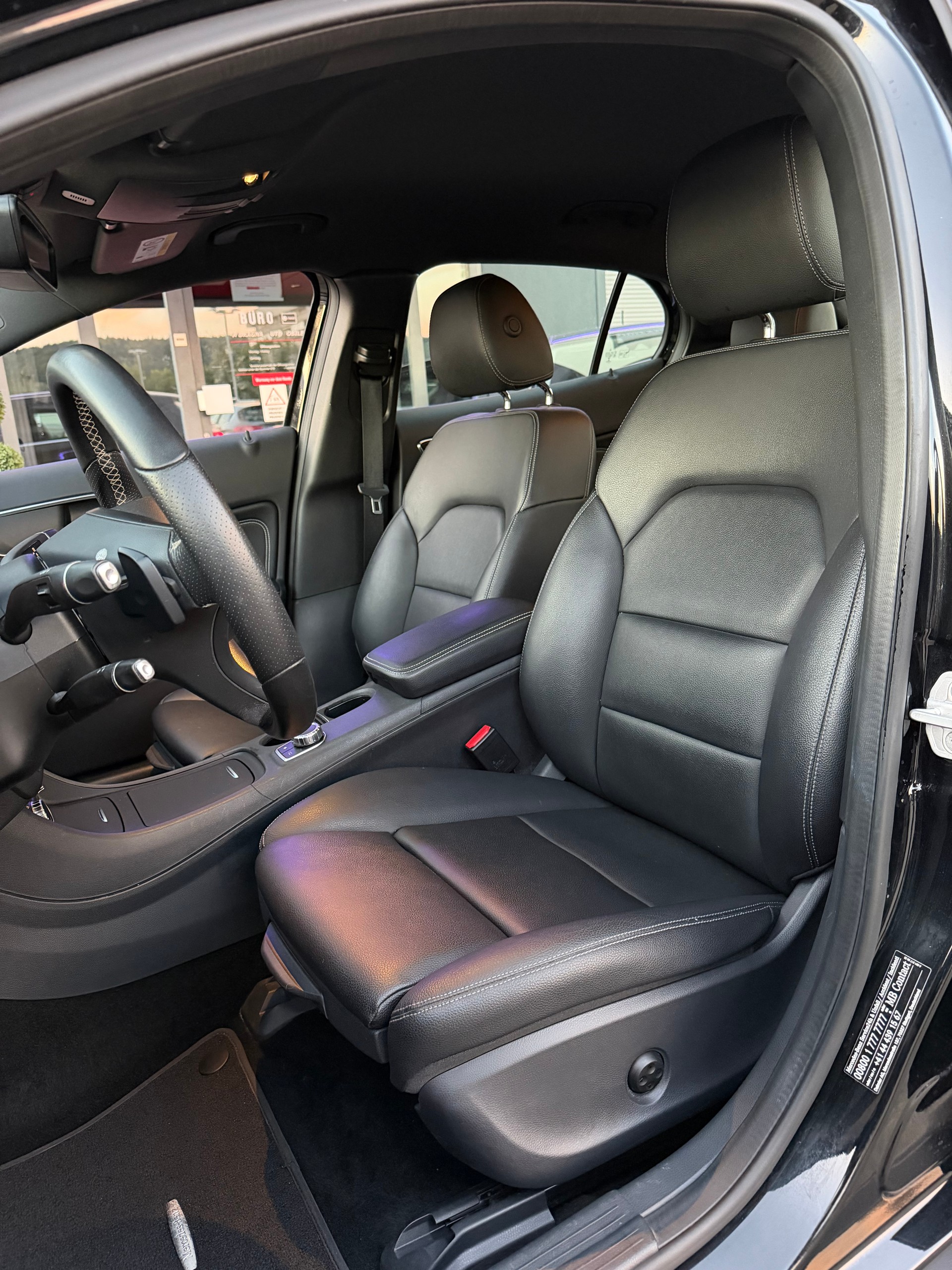 MERCEDES-BENZ GLA 250 Style 4Matic 7G-DCT-image-8