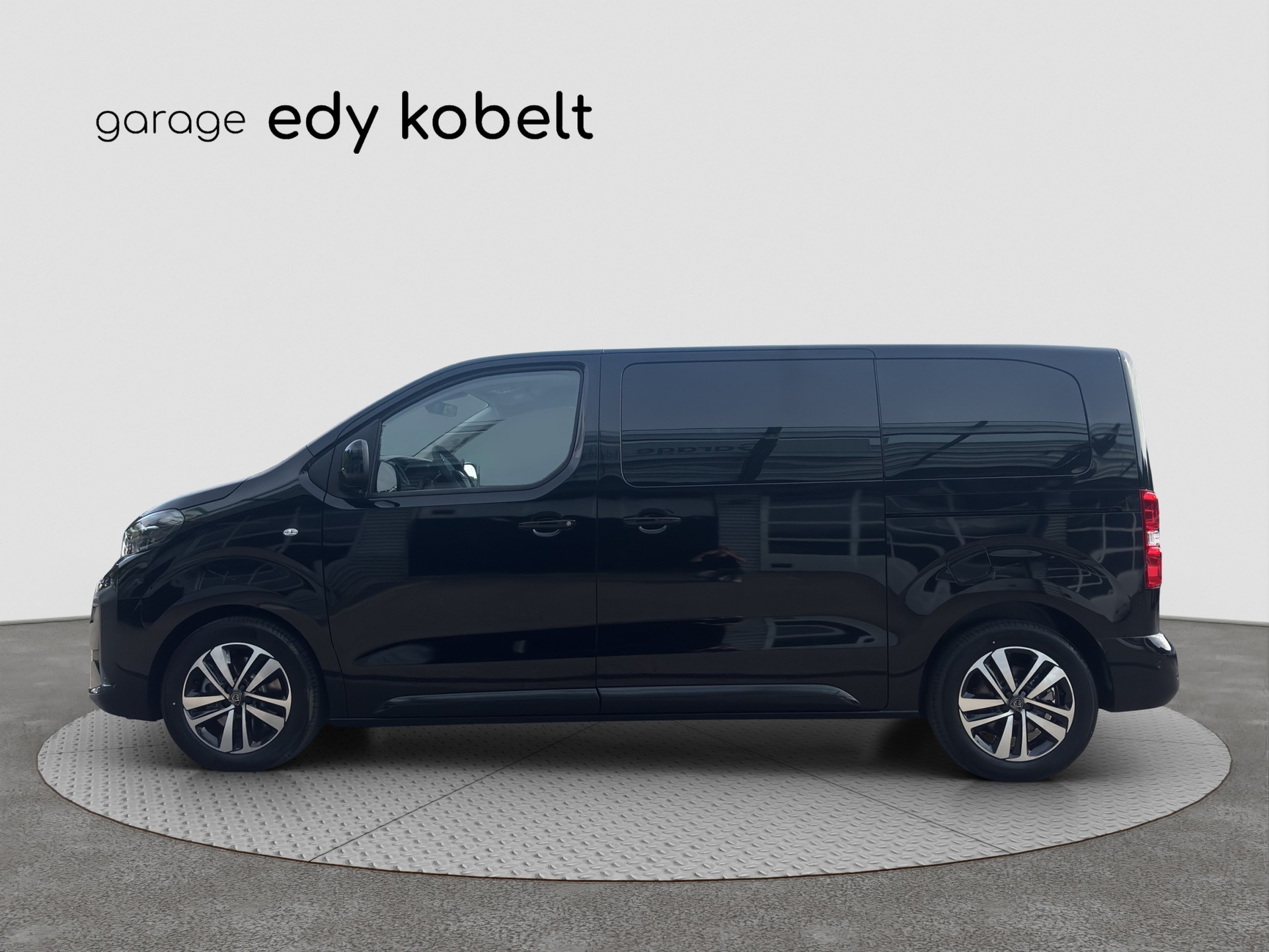 PEUGEOT Traveller 2.2 BlueHDi Family Edition Standard EAT8-showroom-element-1