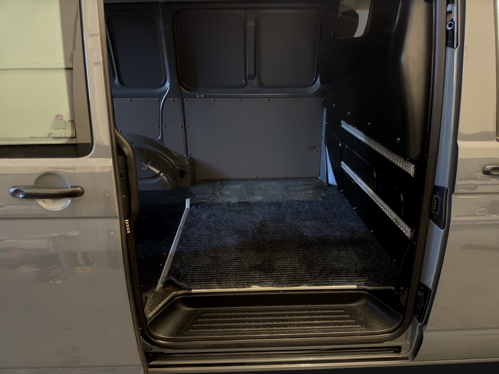 VW T6.1 2.0 TDI DSG Transporter-image-17