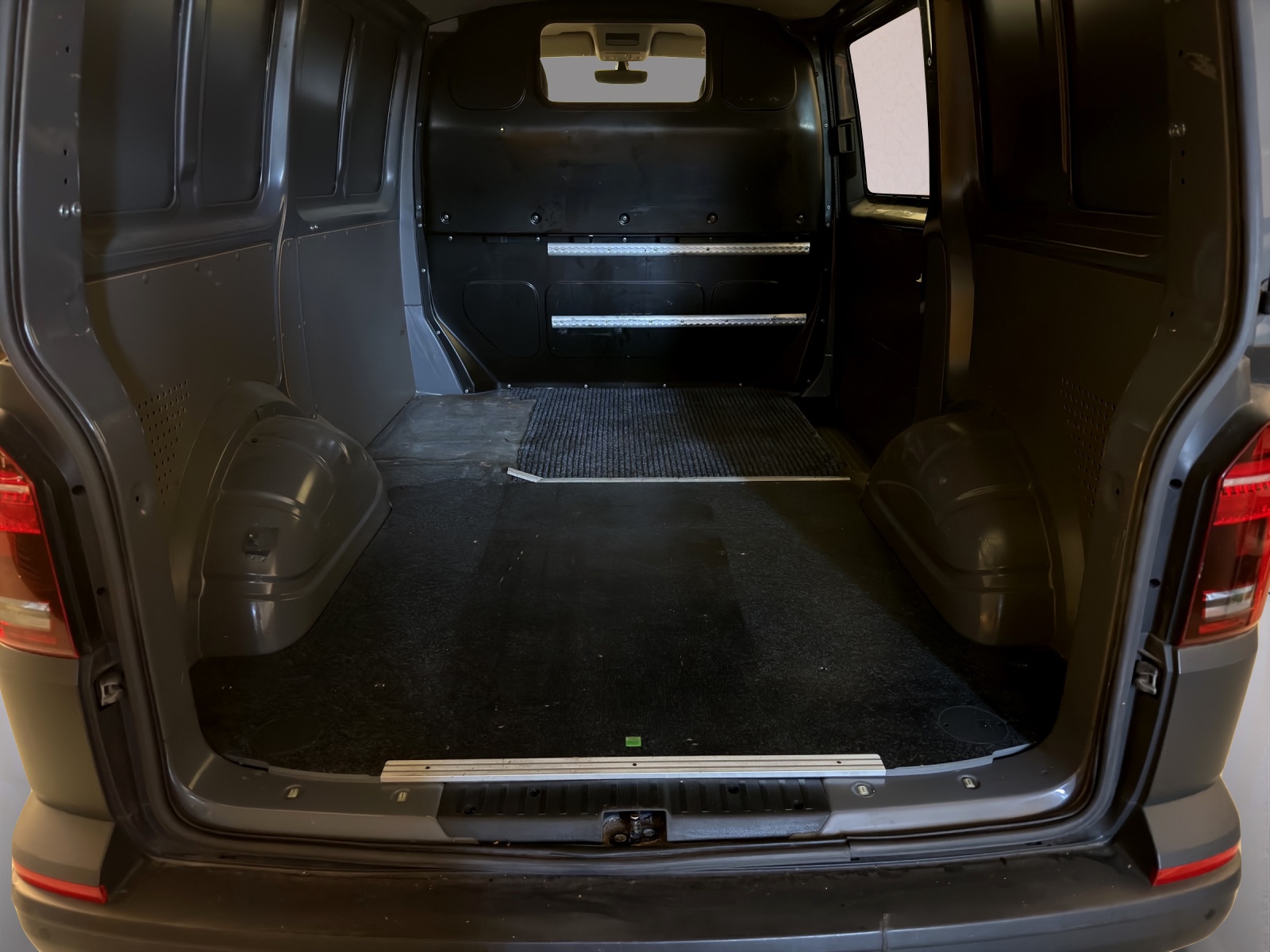 VW T6.1 2.0 TDI DSG Transporter-image-18