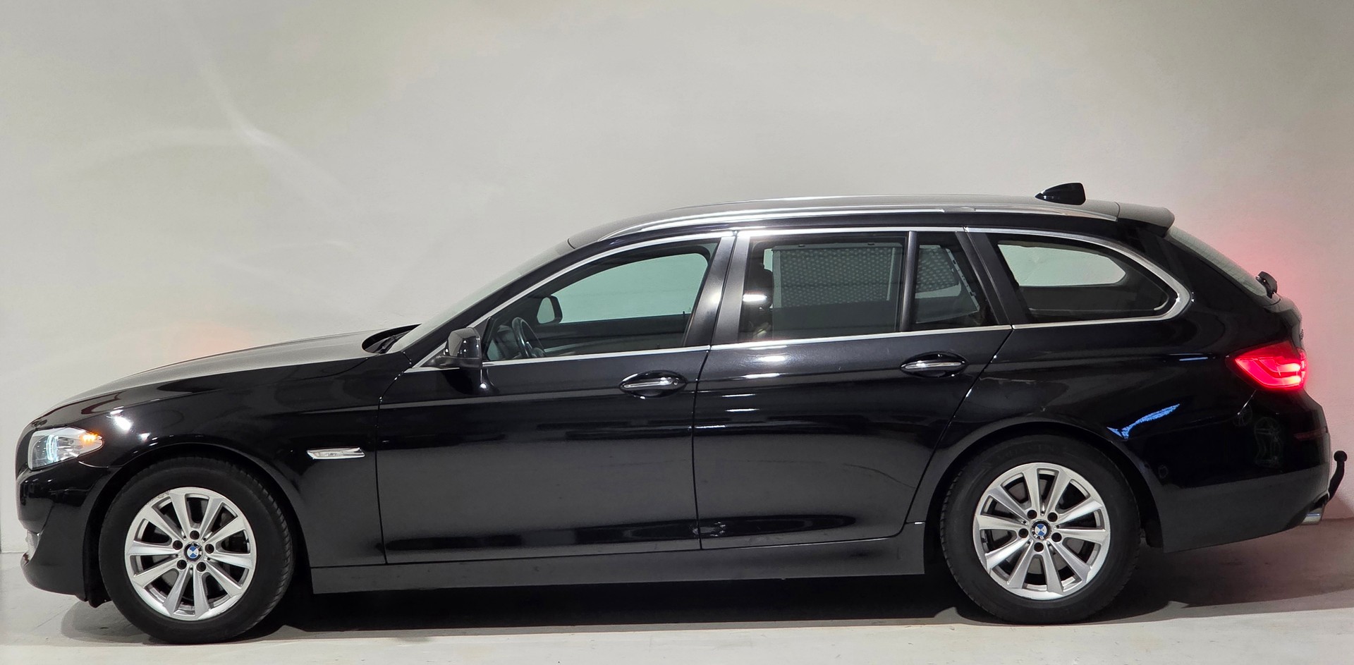 BMW 525d xDrive Touring Steptronic-showroom-element-1