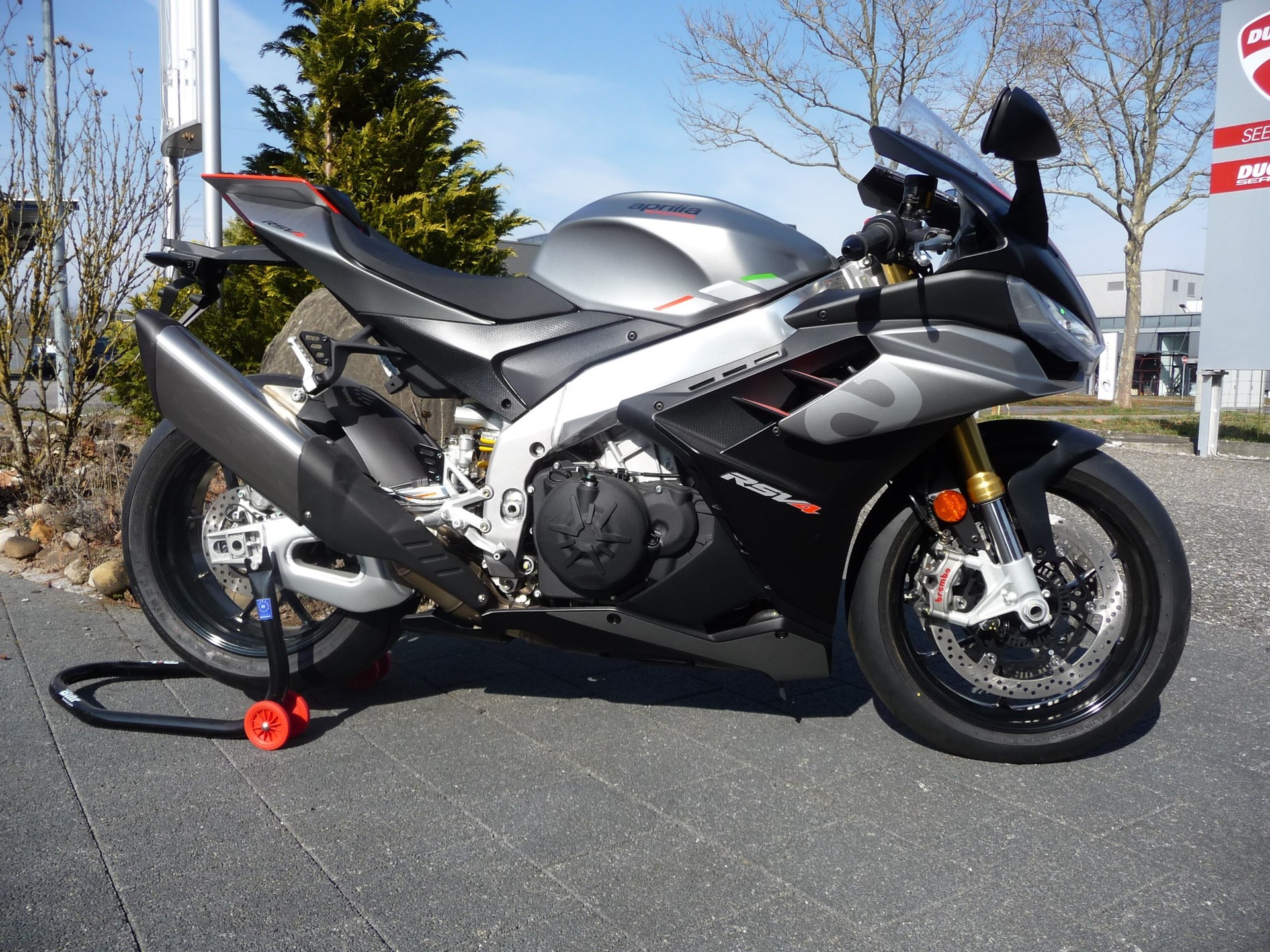 APRILIA RSV4 1100-image-1