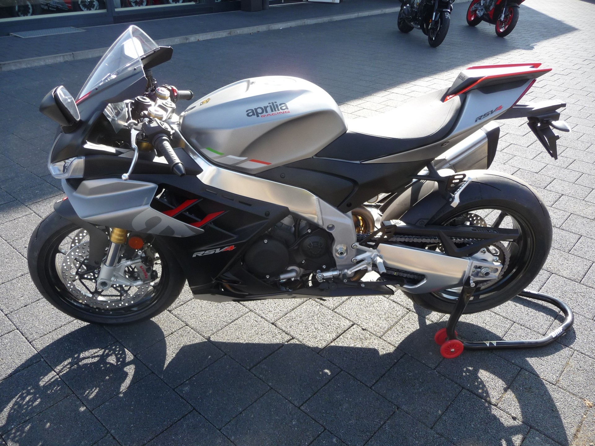 APRILIA RSV4 1100-image-3