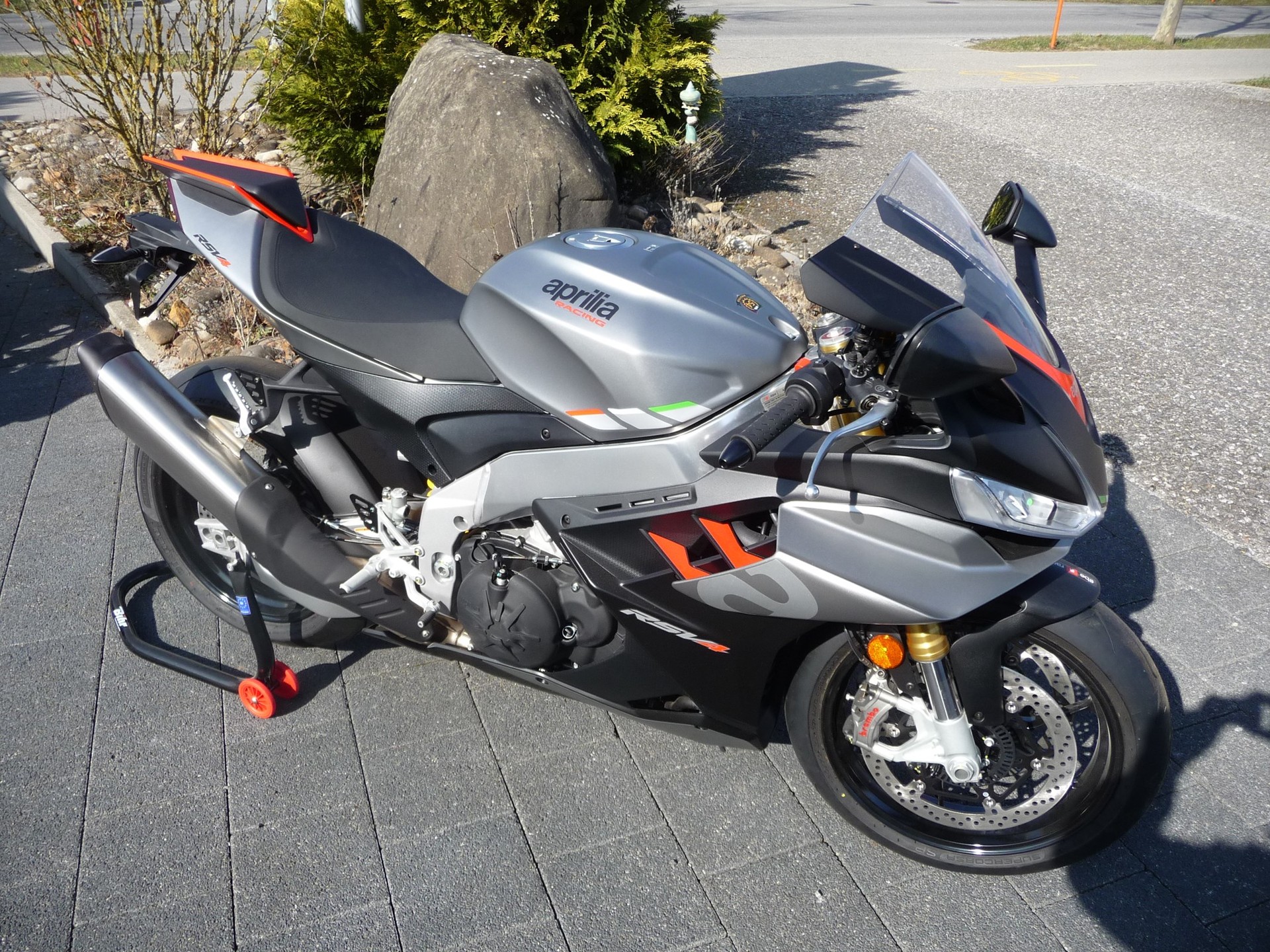 APRILIA RSV4 1100-image-2