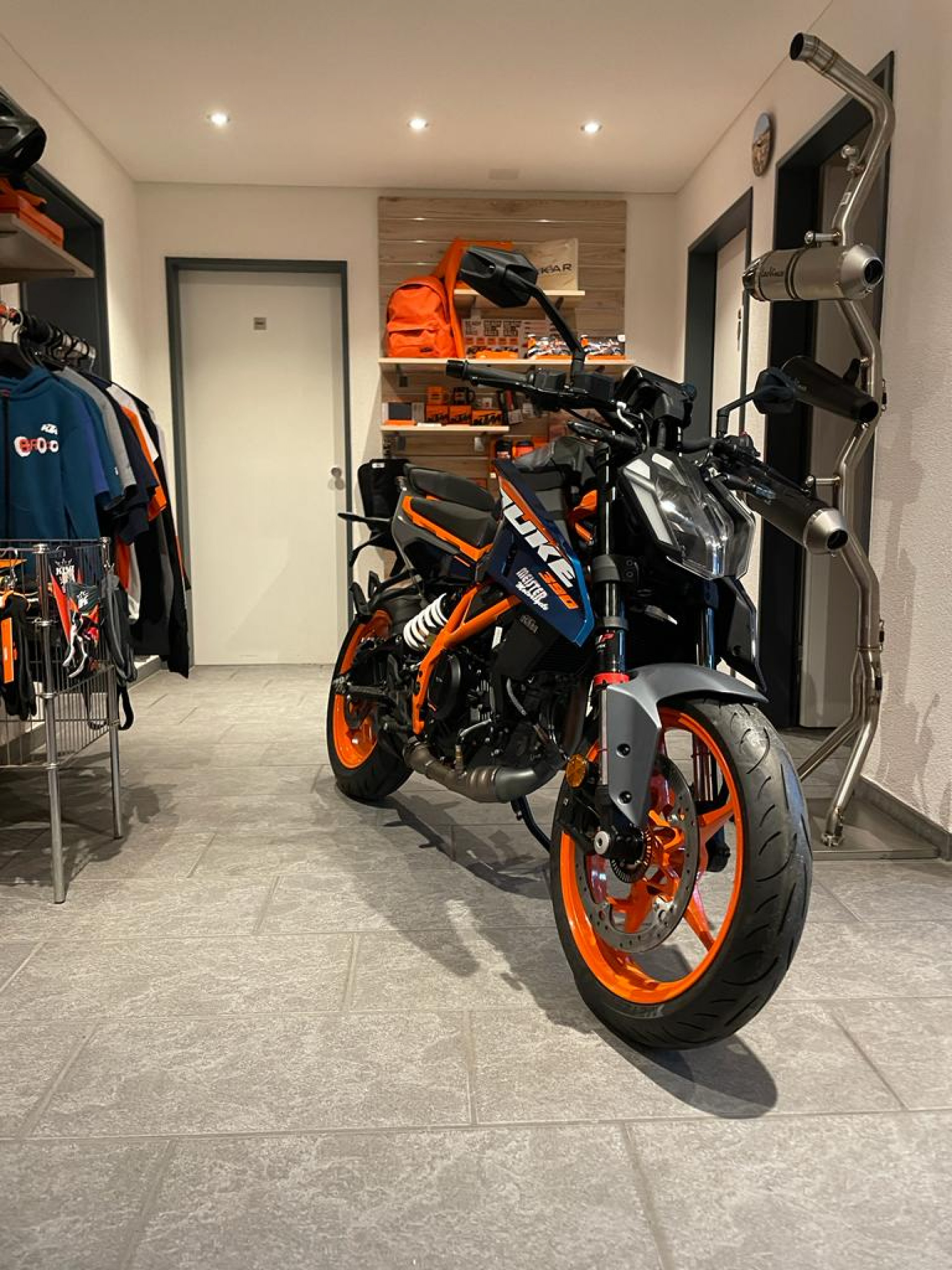 KTM 390 Duke-image-1