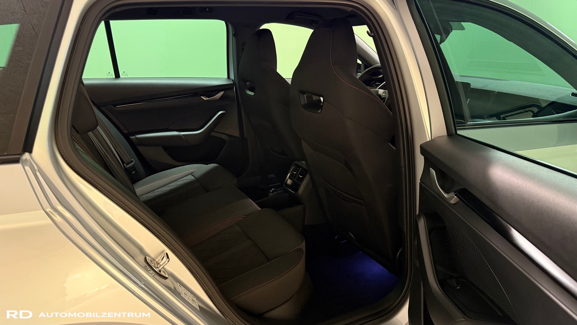 SKODA Octavia Combi 2.0 TSI DSG RS-image-13