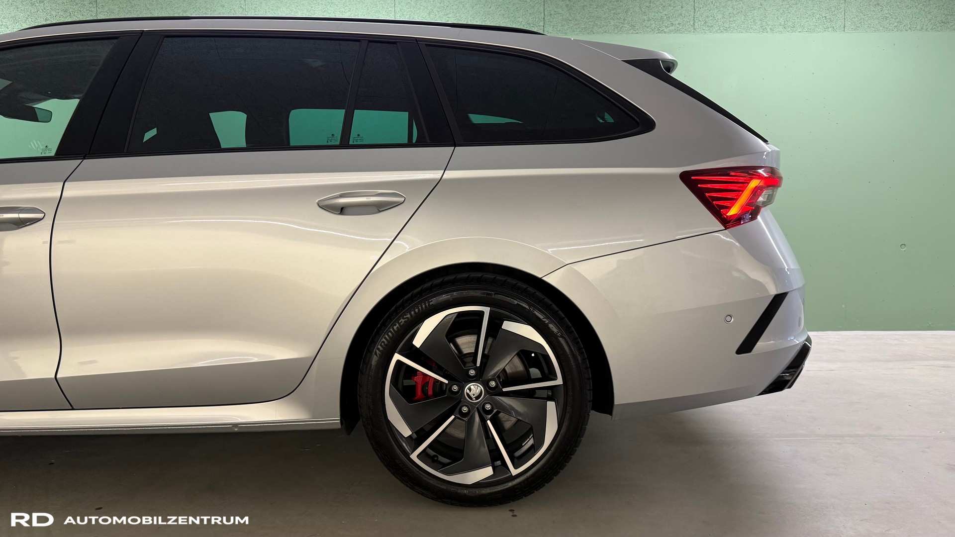 SKODA Octavia Combi 2.0 TSI DSG RS-image-3