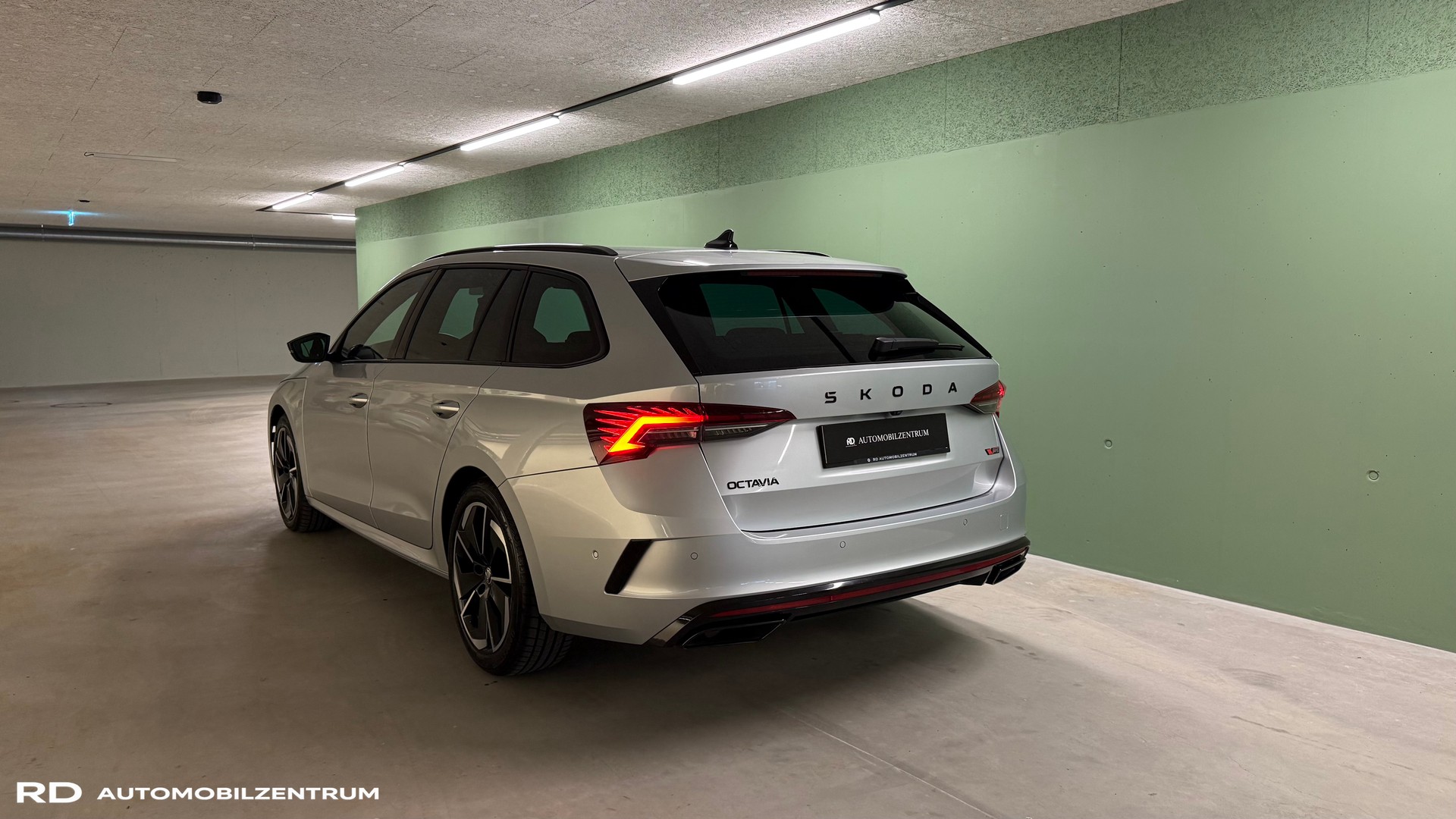 SKODA Octavia Combi 2.0 TSI DSG RS-image-4