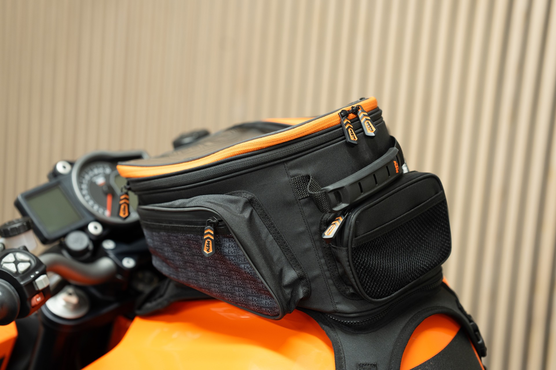 KTM 1290 Super Duke R-showroom-element-3