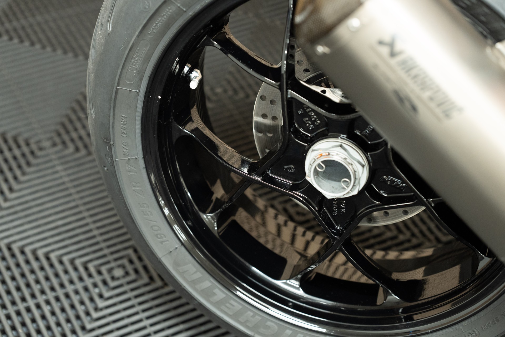 KTM 1290 Super Duke R-image-7