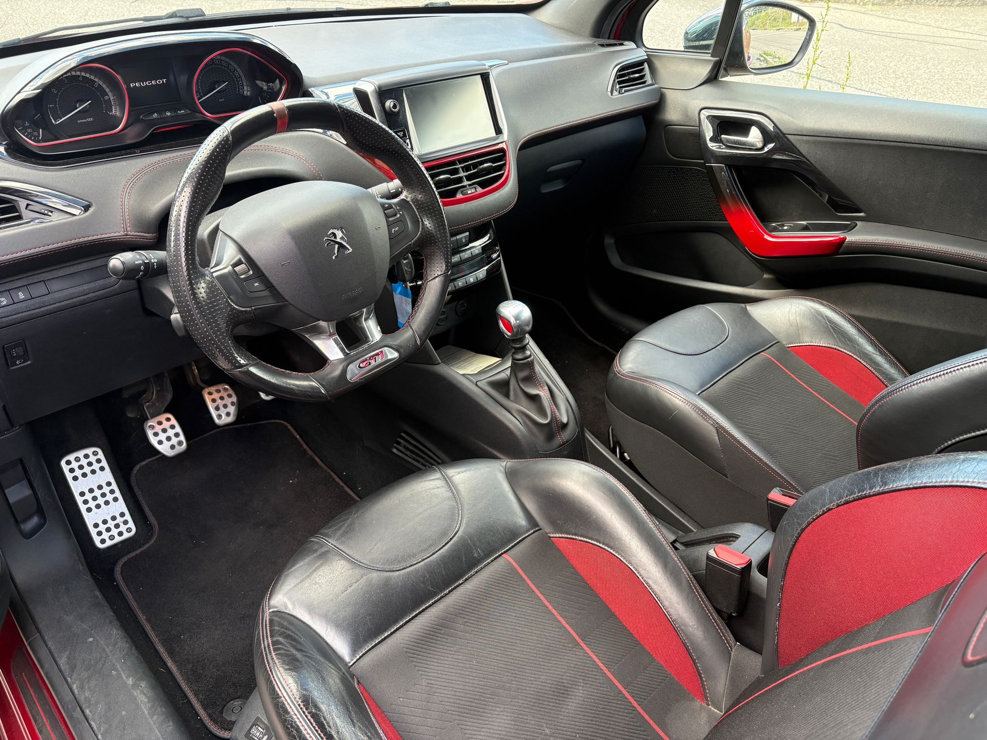 PEUGEOT 208 1.6 Turbo GTi-image-4