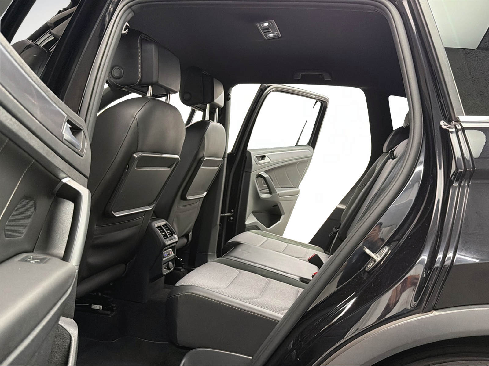 VW Tiguan 2.0TSI High. R-Line 230PS Deep Black 4Motion DSG / 360° Cam / Head-Up-Display / Keyless / Dynamiklenkung / 20J Suzuka /-image-7