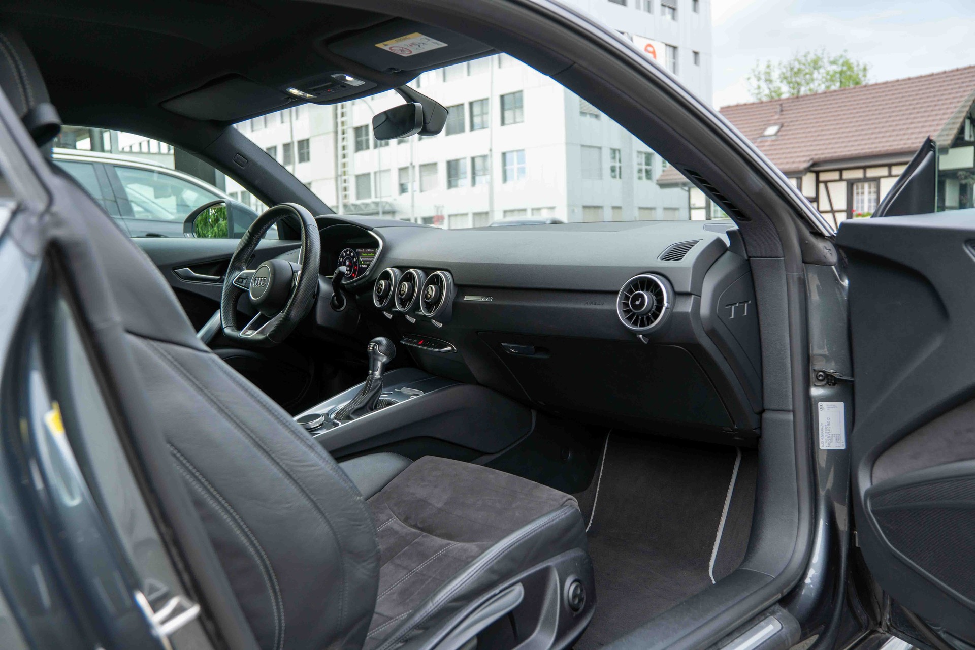 AUDI TT Coupé 1.8 TFSI S-Line S-tronic-image-10