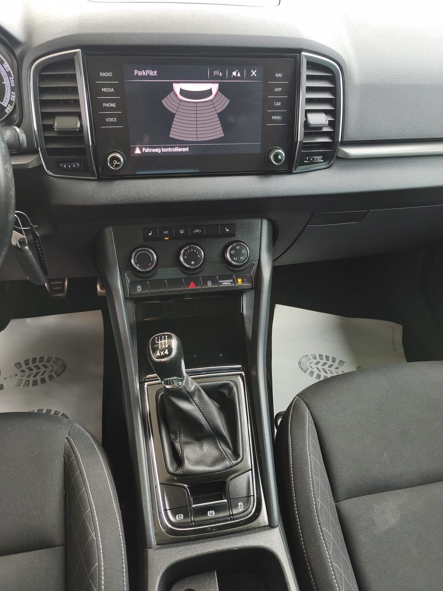 SKODA Karoq 2.0 TDI CR Style 4x4-image-13