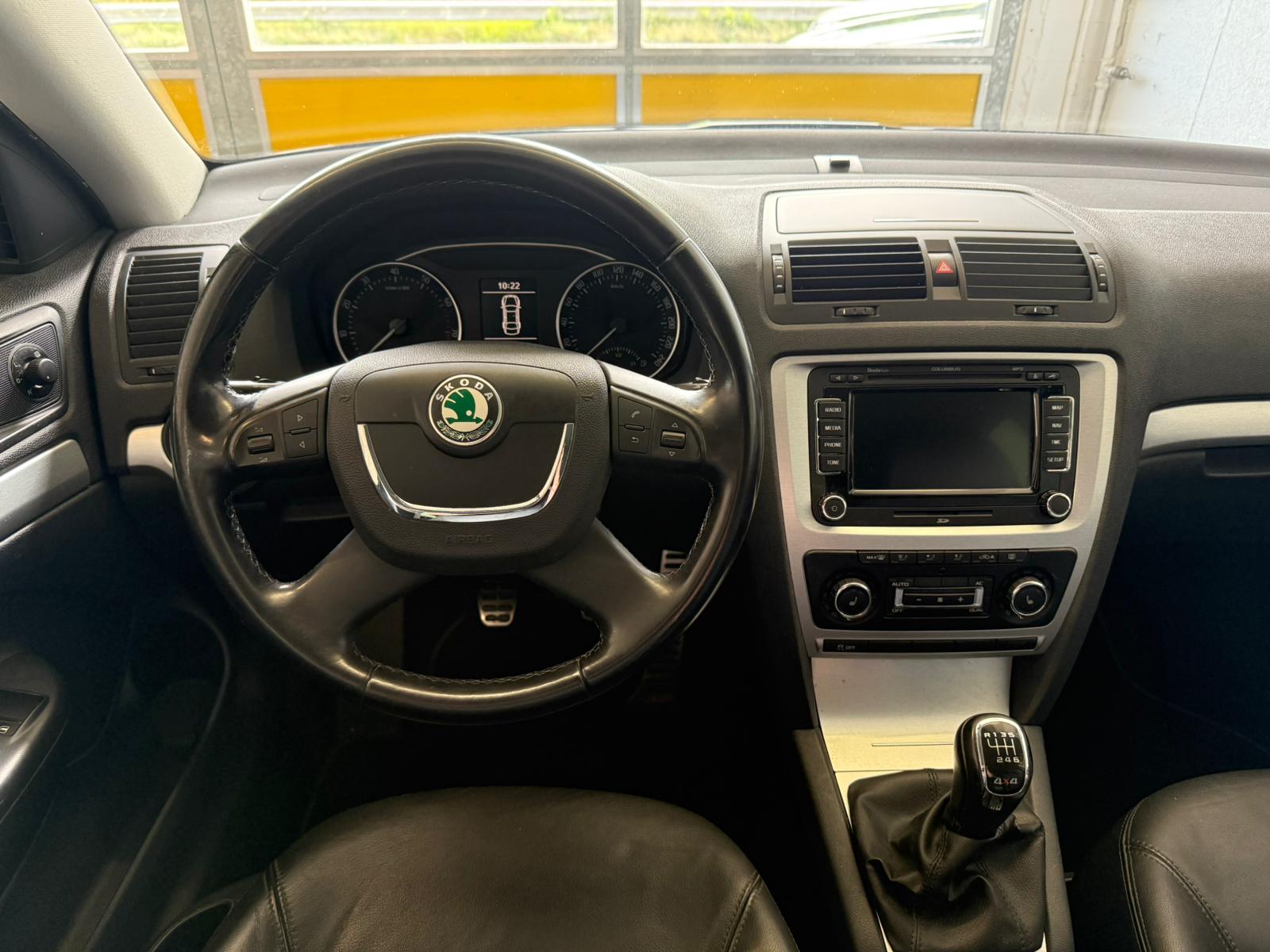 SKODA Octavia Combi 1.8 TSI Scout 4x4 + 1.5T AHK-image-9