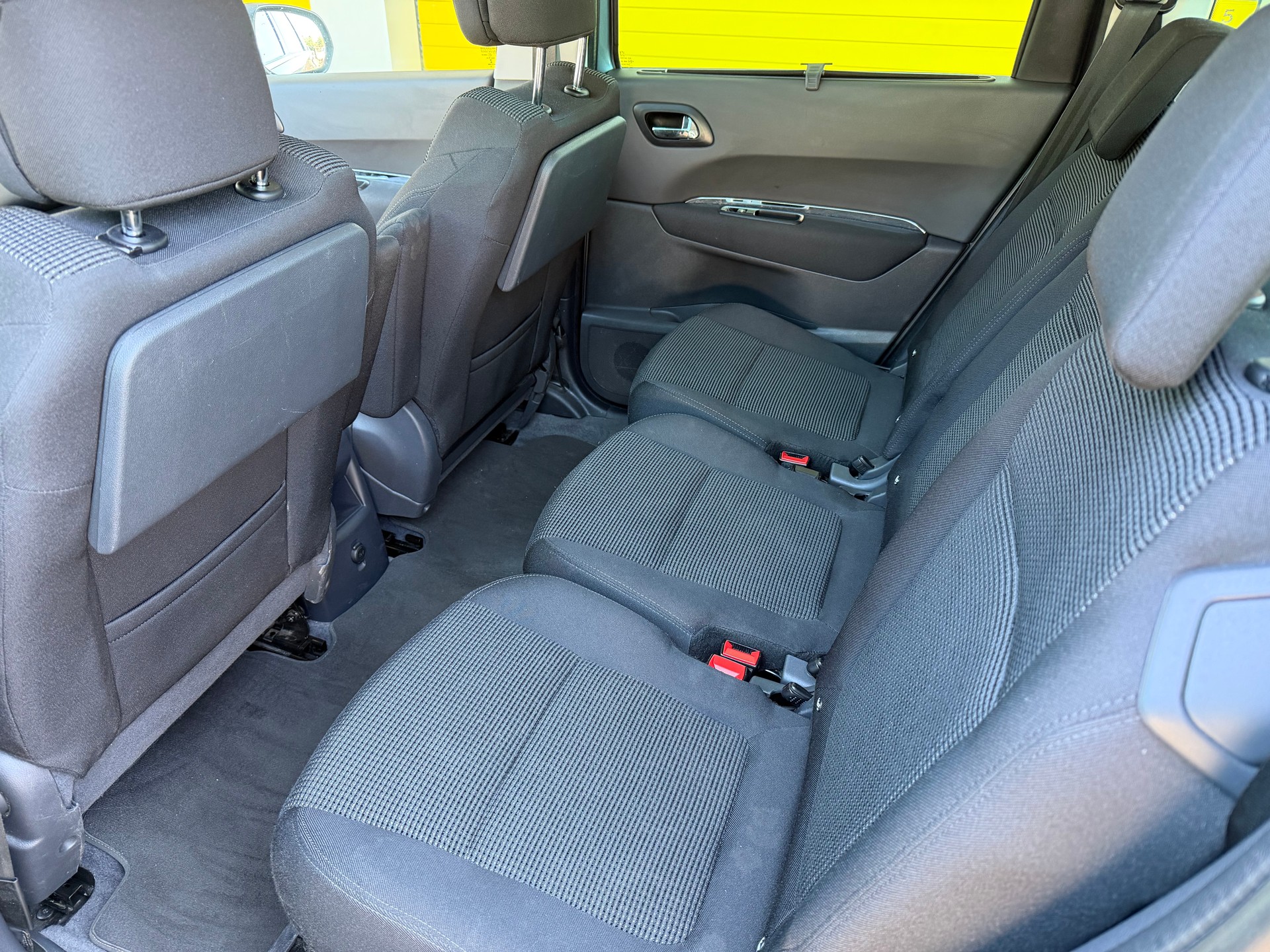 PEUGEOT 5008 1.6 HDI Business EGS6-image-9