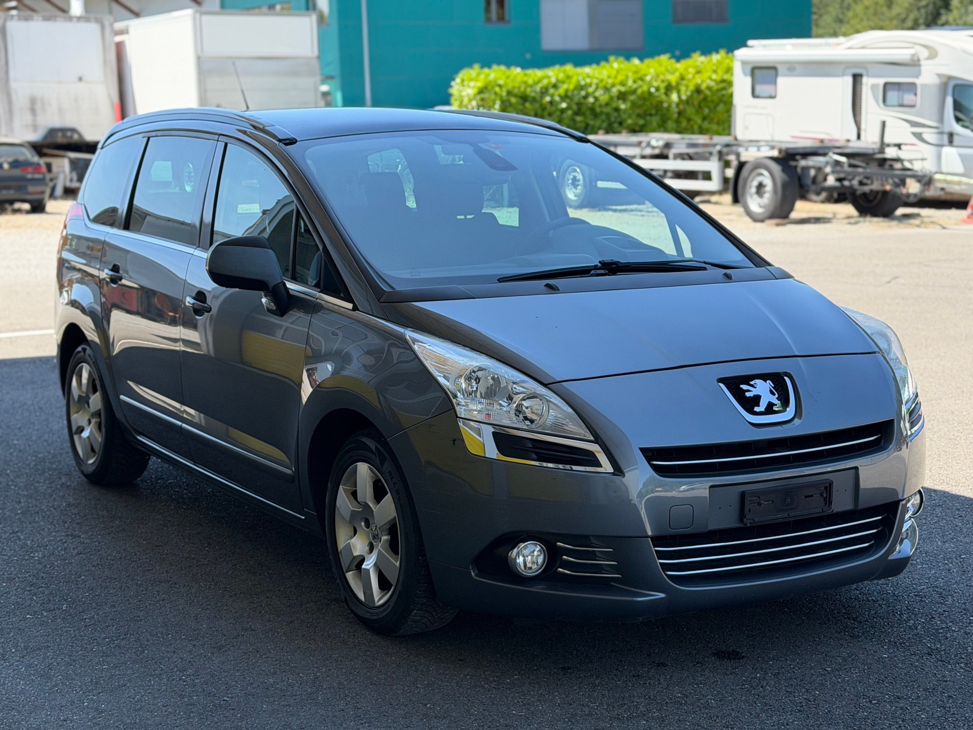 PEUGEOT 5008 1.6 HDI Business EGS6-image-2