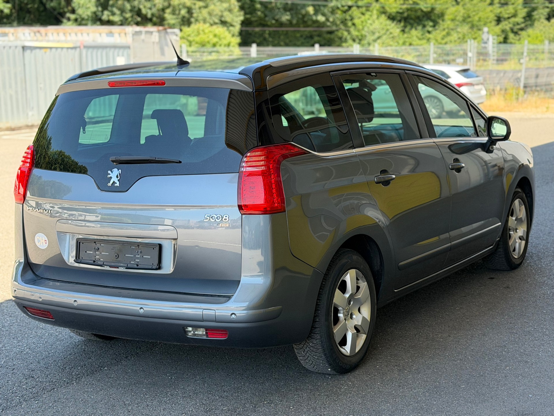 PEUGEOT 5008 1.6 HDI Business EGS6-image-4