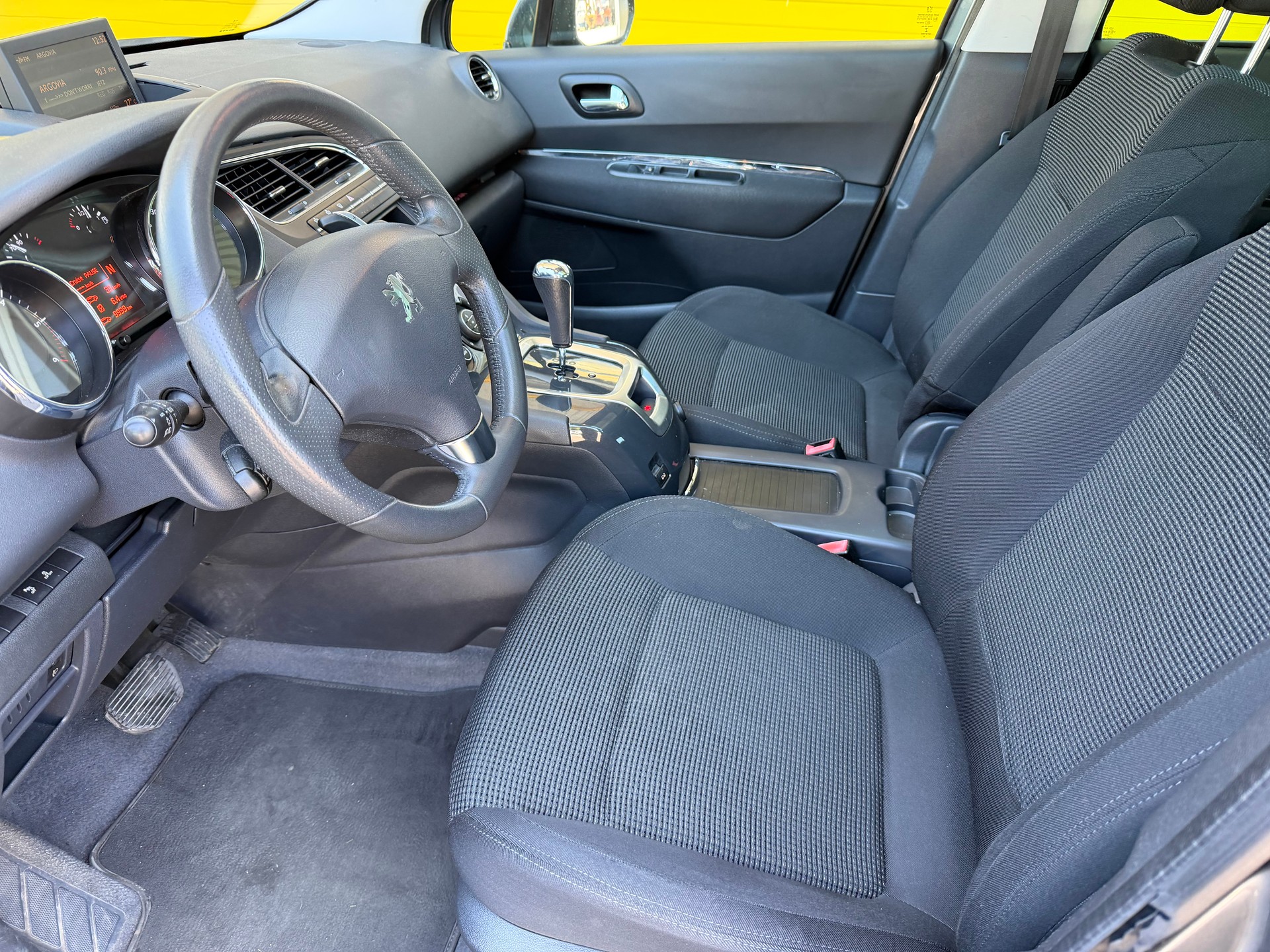 PEUGEOT 5008 1.6 HDI Business EGS6-image-10