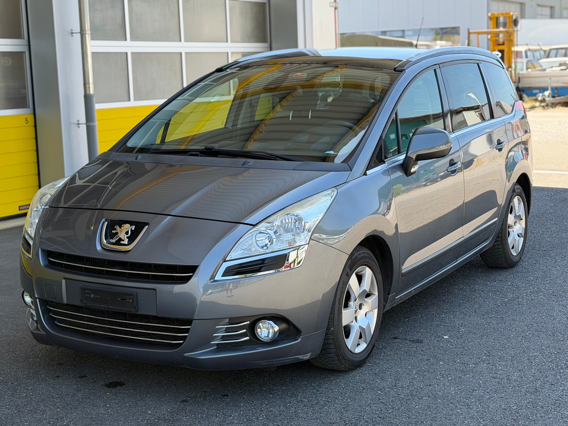 PEUGEOT 5008 1.6 HDI Business EGS6-image-3