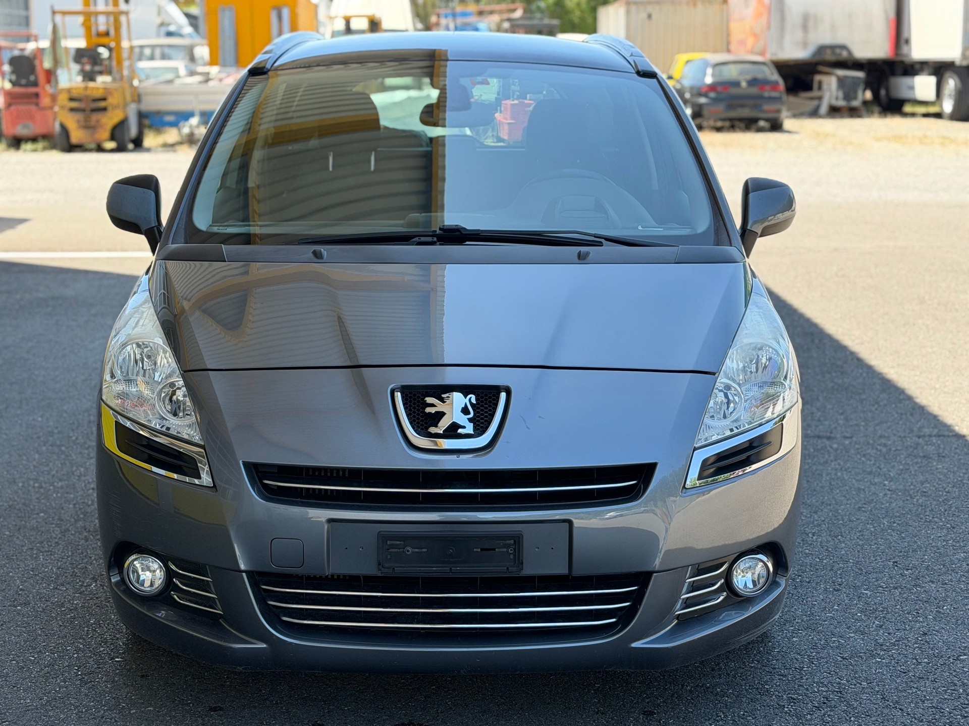 PEUGEOT 5008 1.6 HDI Business EGS6-image-1