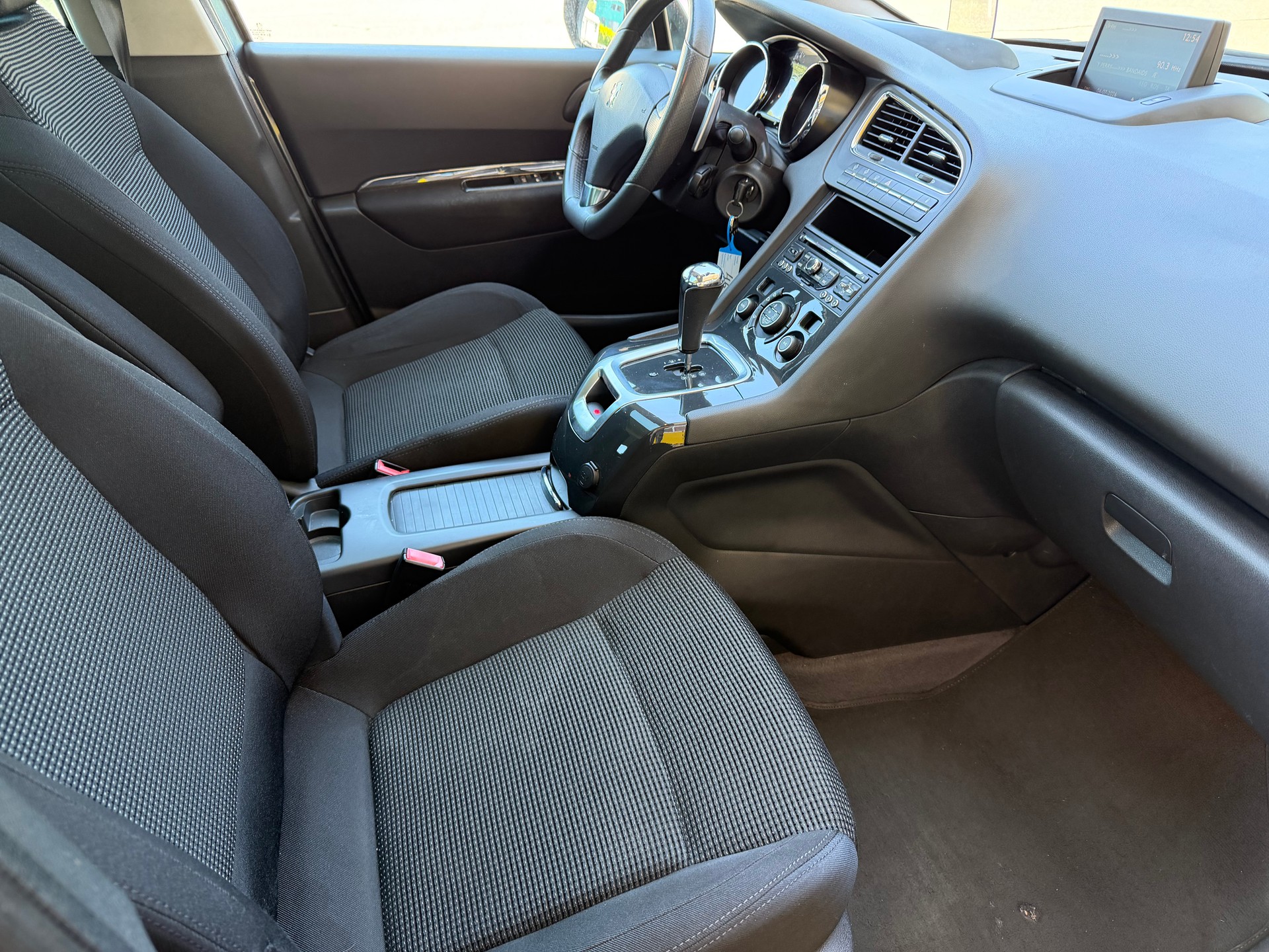 PEUGEOT 5008 1.6 HDI Business EGS6-image-8