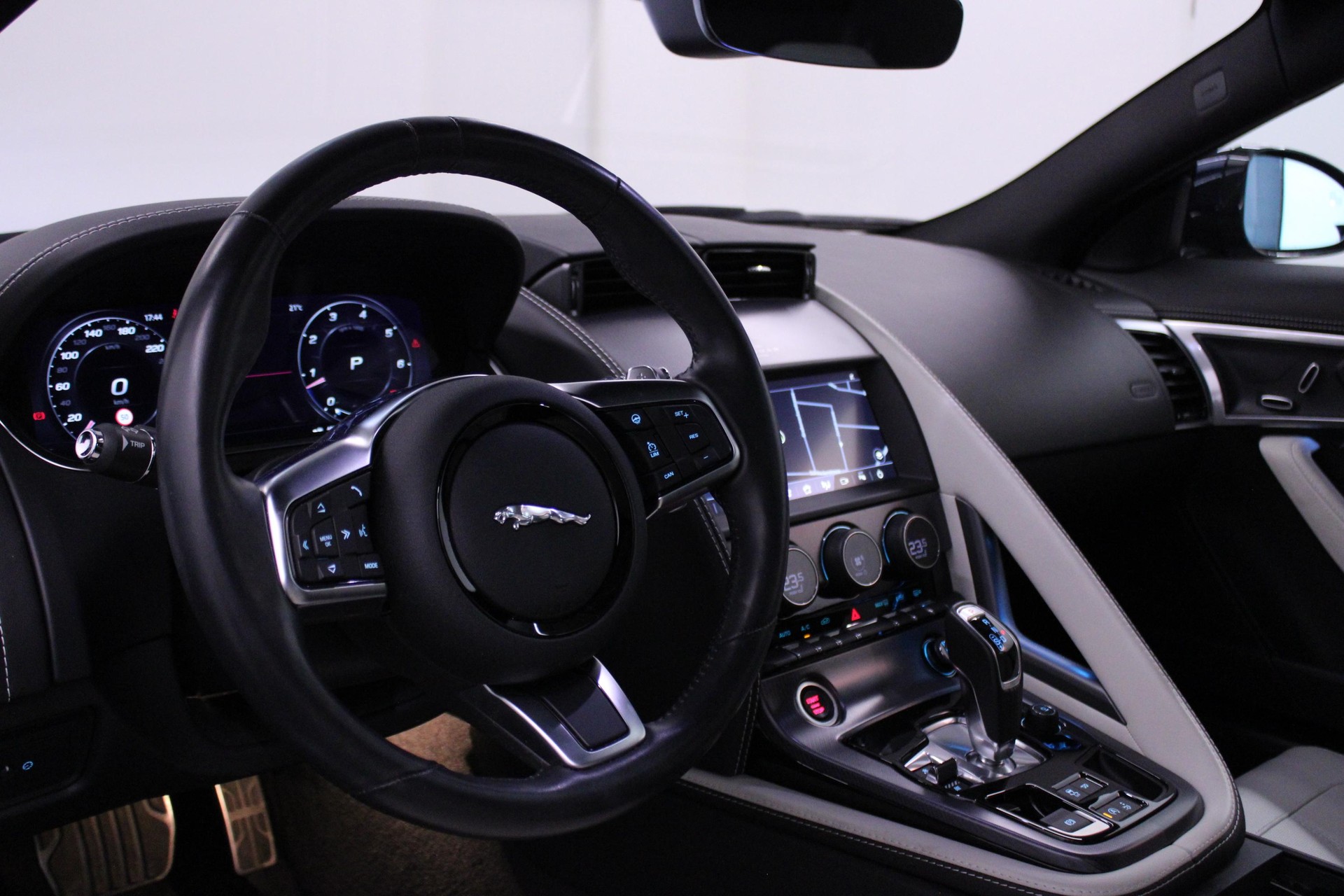JAGUAR F-Type Coupé 2.0 R-Dynamic *LEASING 1.99%*-image-4