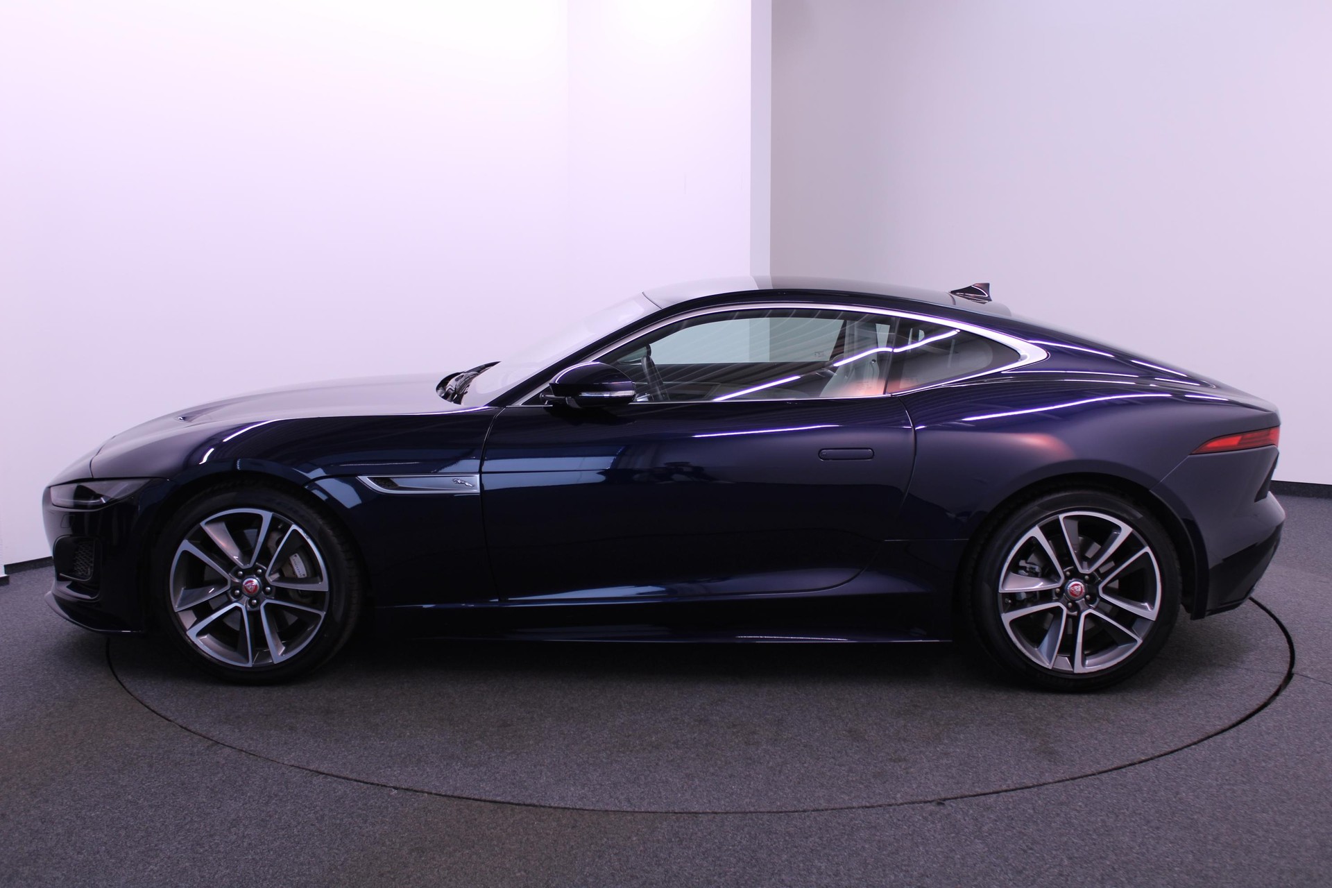 JAGUAR F-Type Coupé 2.0 R-Dynamic *LEASING 1.99%*-showroom-element-1