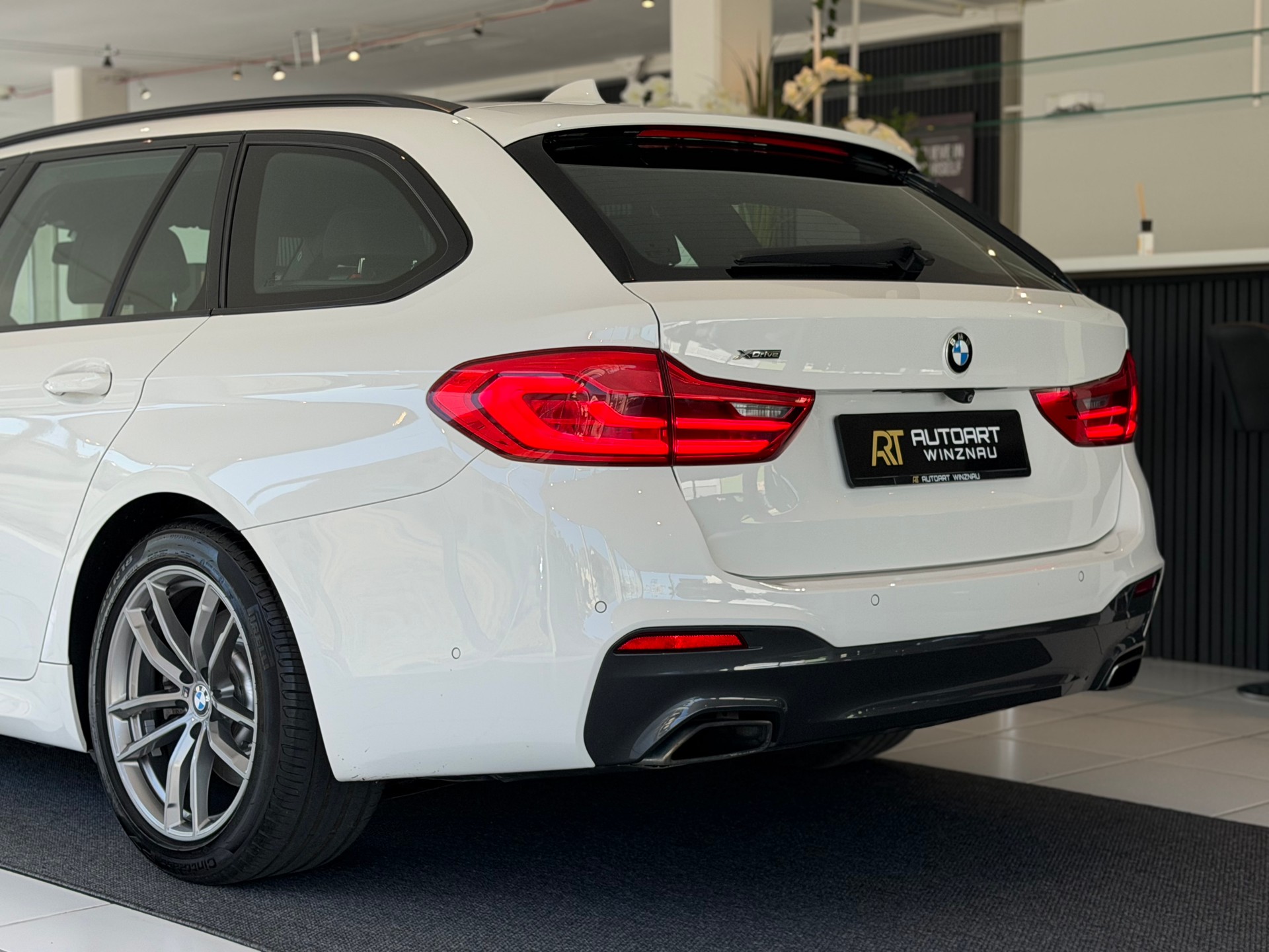 BMW 520d xDrive M Sport Touring Steptronic **Frisch ab MFK**-image-9