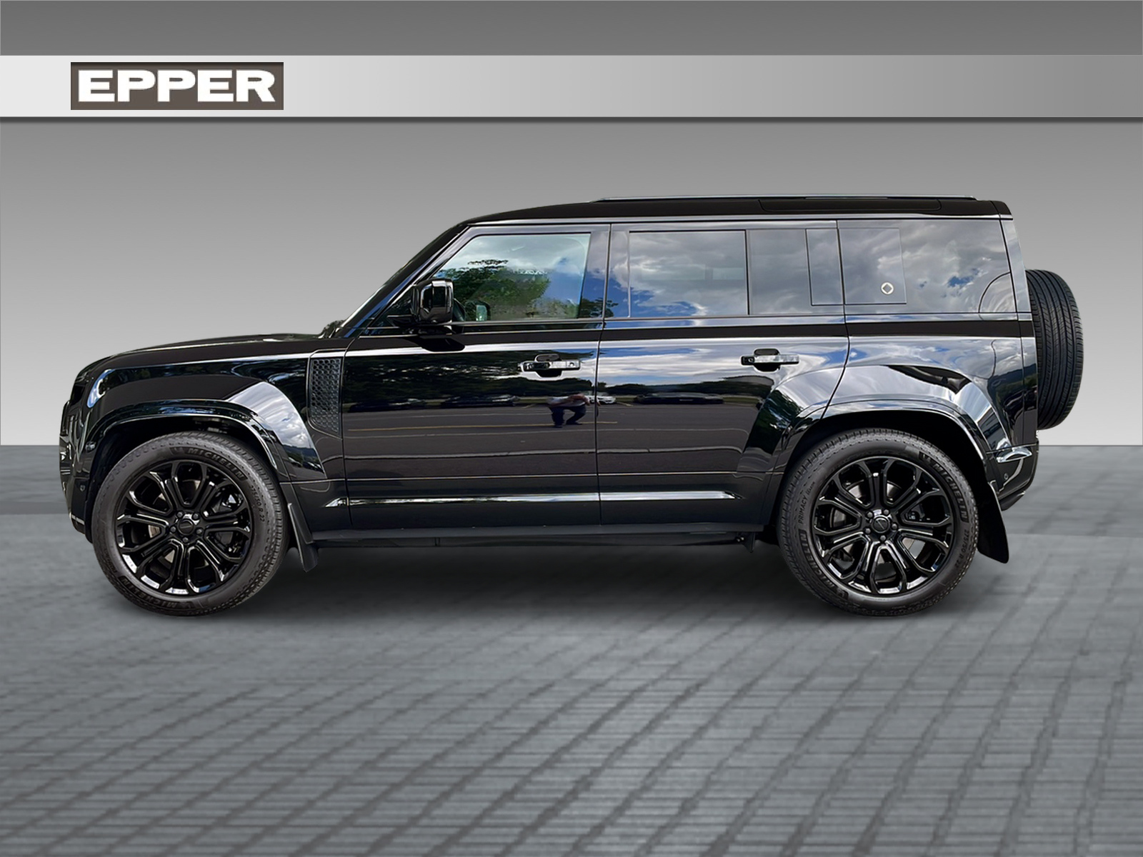 LAND ROVER Defender 110 4.4 V8 Octa Black-showroom-element-1