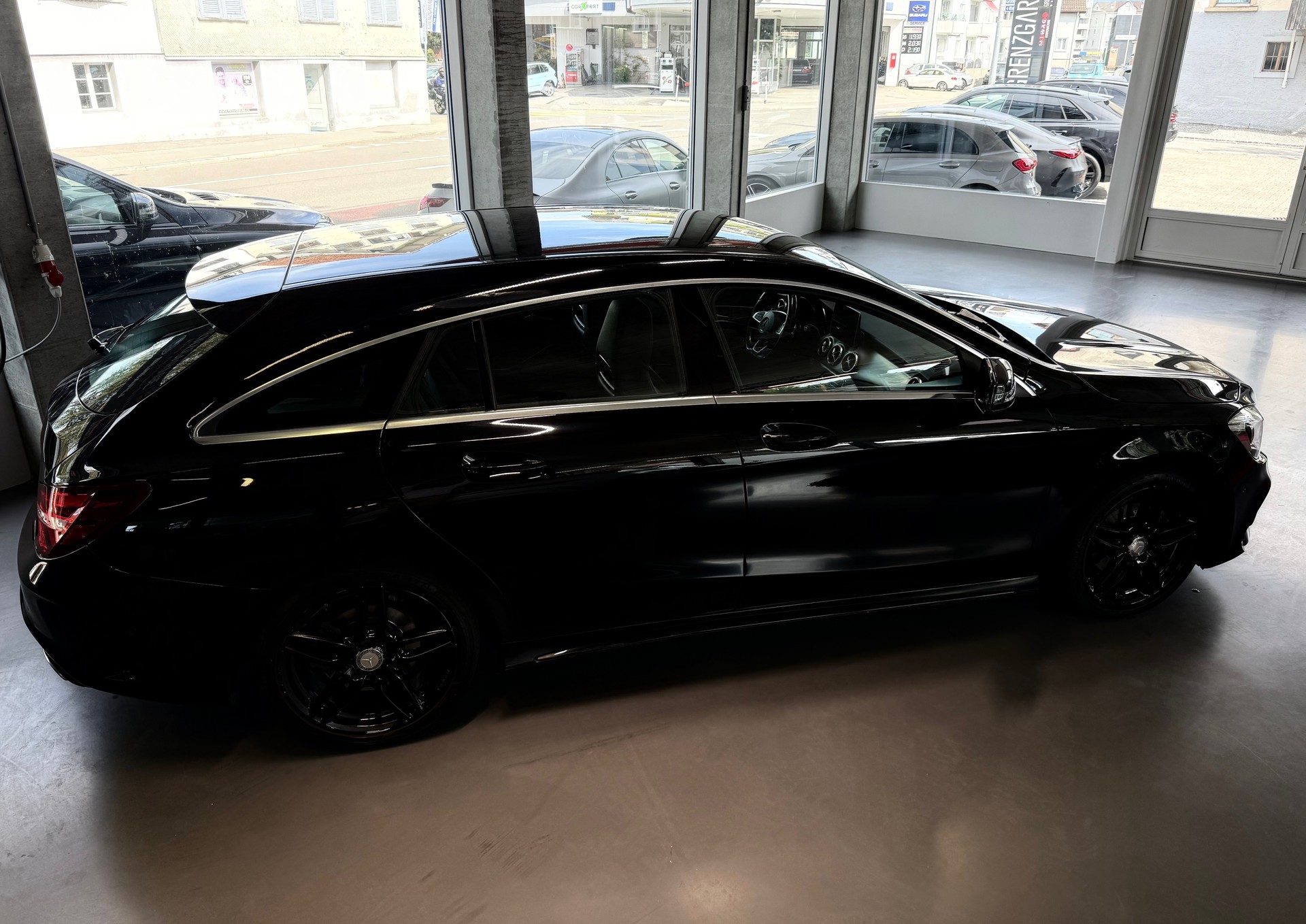 MERCEDES-BENZ CLA Shooting Br 200 d Swiss Star AMG Line 4M-image-4