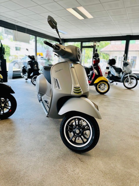 PIAGGIO Vespa GTS 125 Super Tech ABS-image-0