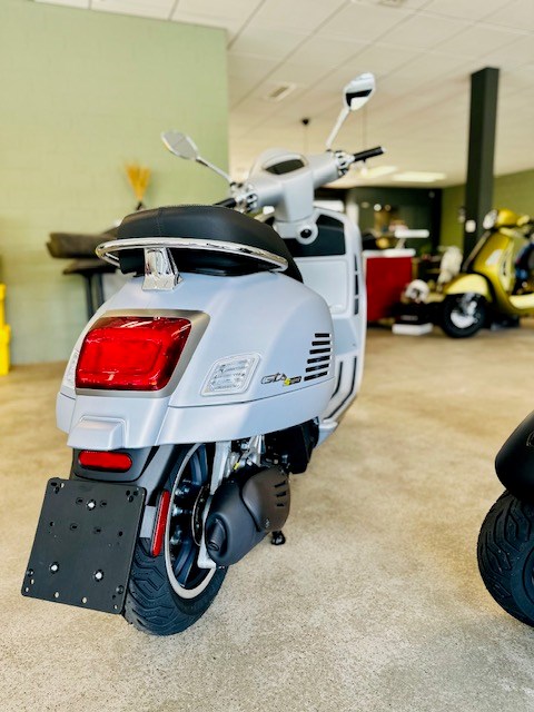 PIAGGIO Vespa GTS 125 Super Tech ABS-image-2