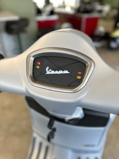 PIAGGIO Vespa GTS 125 Super Tech ABS-image-4