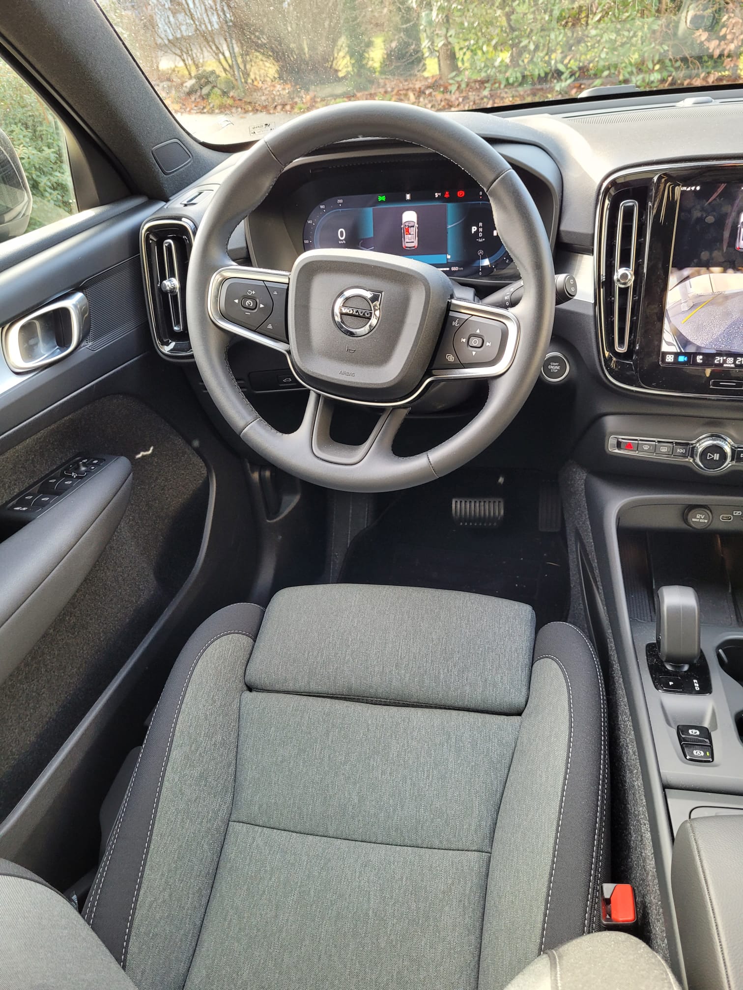 VOLVO XC40 B3 Benzin Mild Hybrid Core DCT-image-12