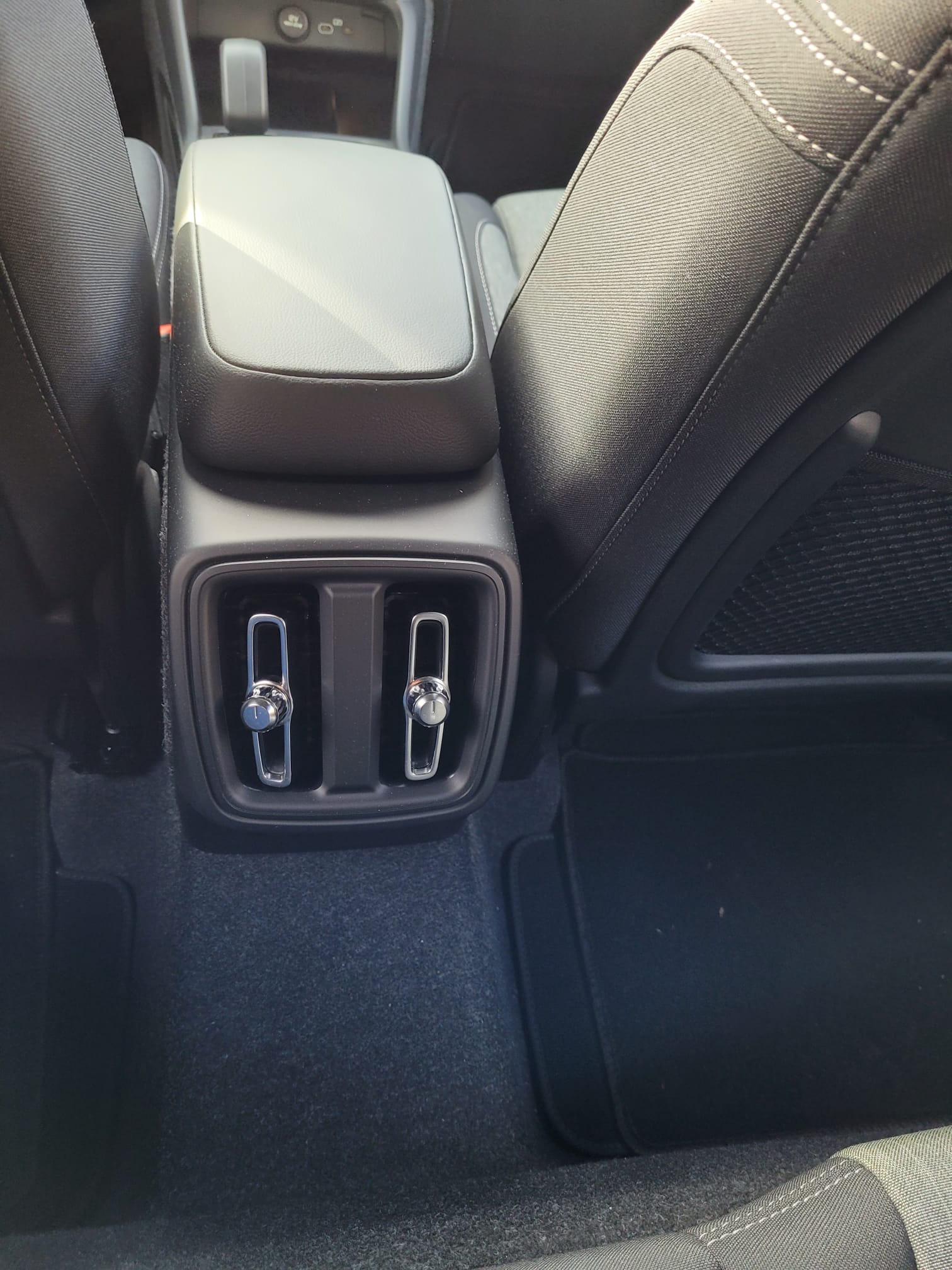 VOLVO XC40 B3 Benzin Mild Hybrid Core DCT-image-17