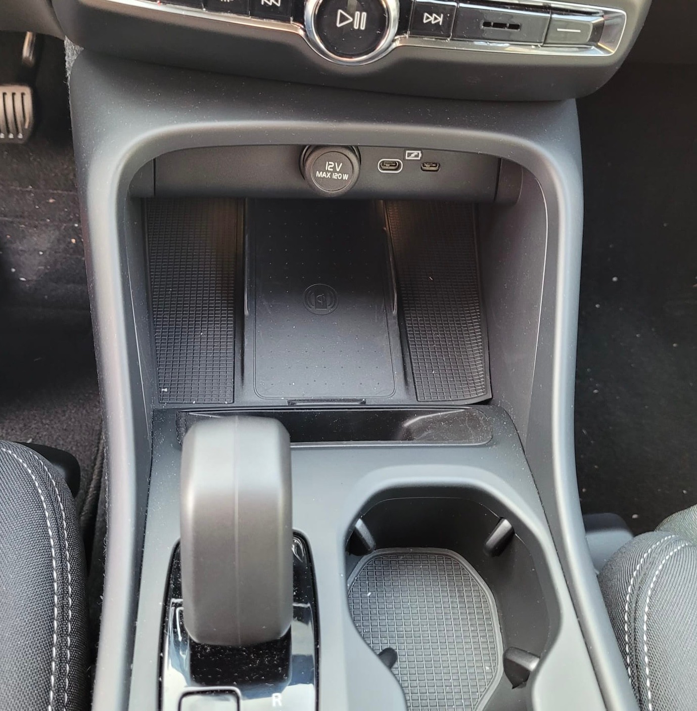 VOLVO XC40 B3 Benzin Mild Hybrid Core DCT-image-16