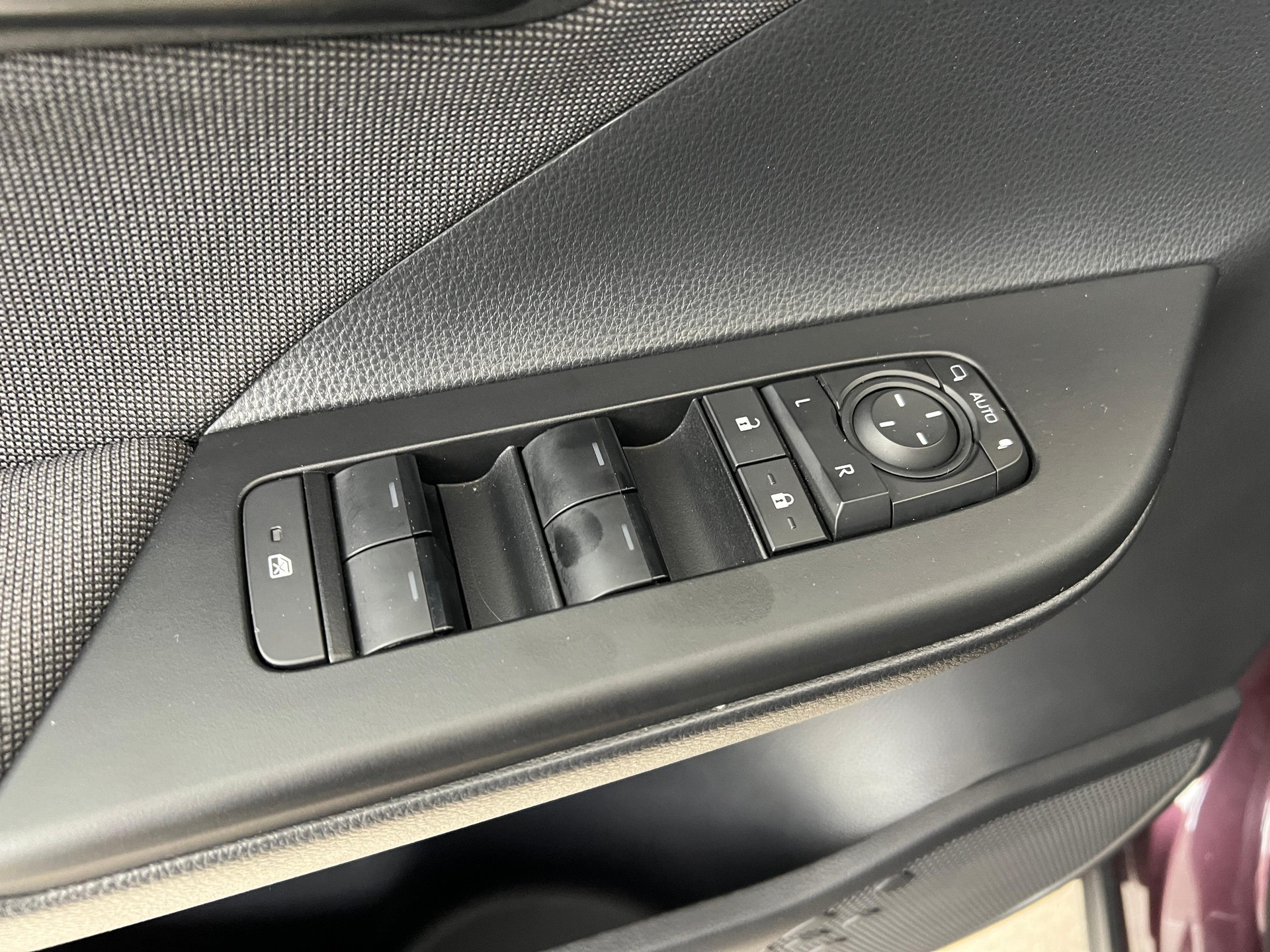 TOYOTA C-HR 2.0 HEV Trend 4x4 / Jetzt mit attraktivem 1.99% Leasing-image-14