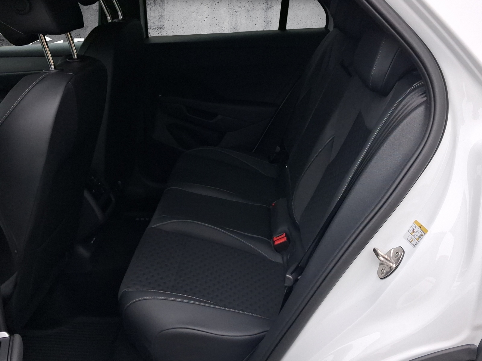 VW T-Roc 1.5 eTSI mHEV R-Line DSG-image-7