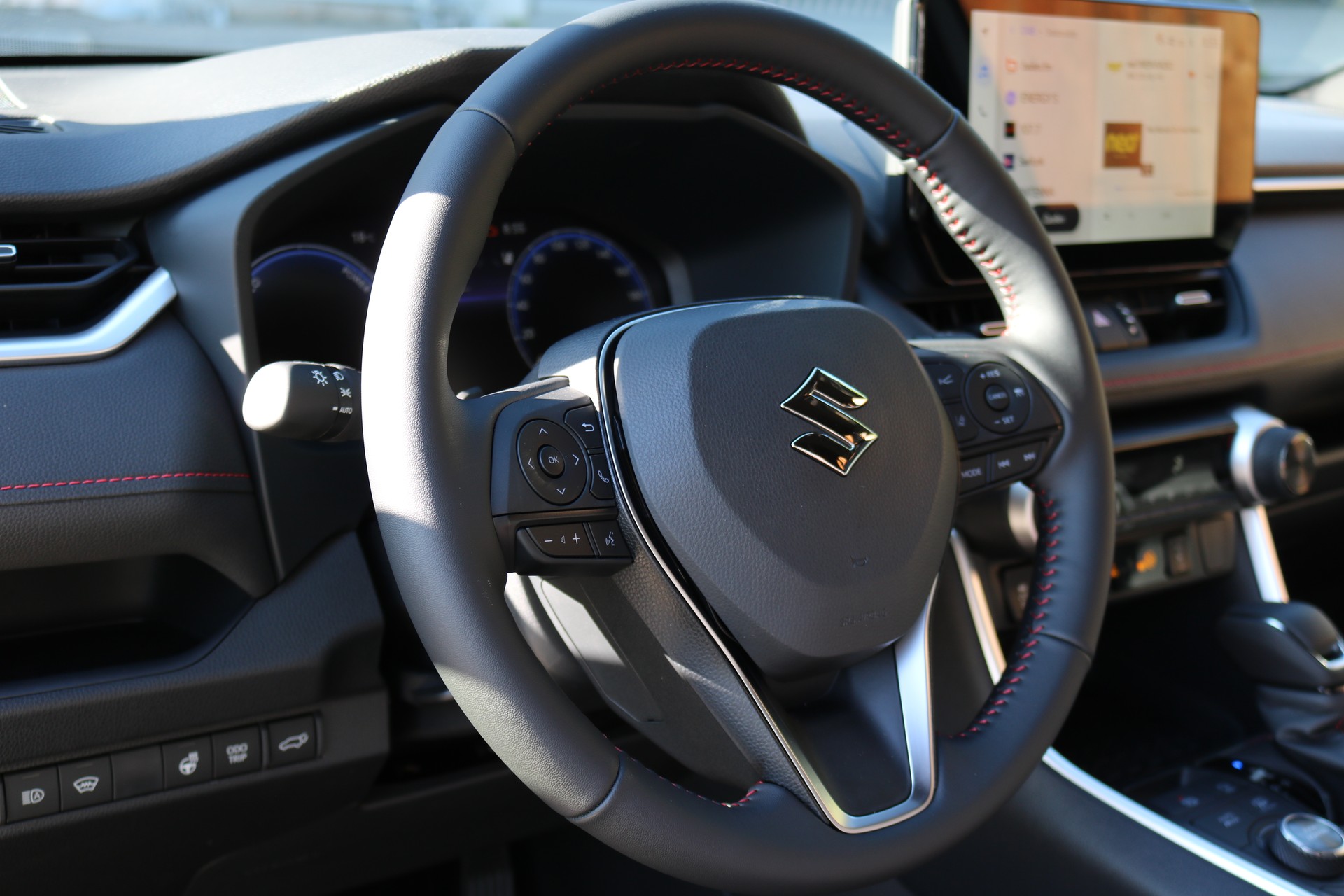 SUZUKI Across 2.5 Plug-in-Hybrid Compact Top-image-5