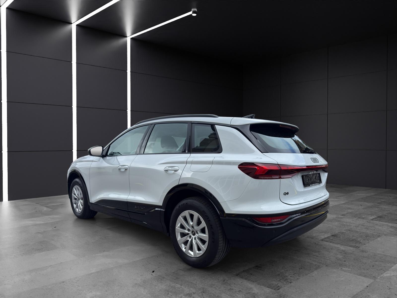 AUDI Q6 e-tron quattro-showroom-element-2