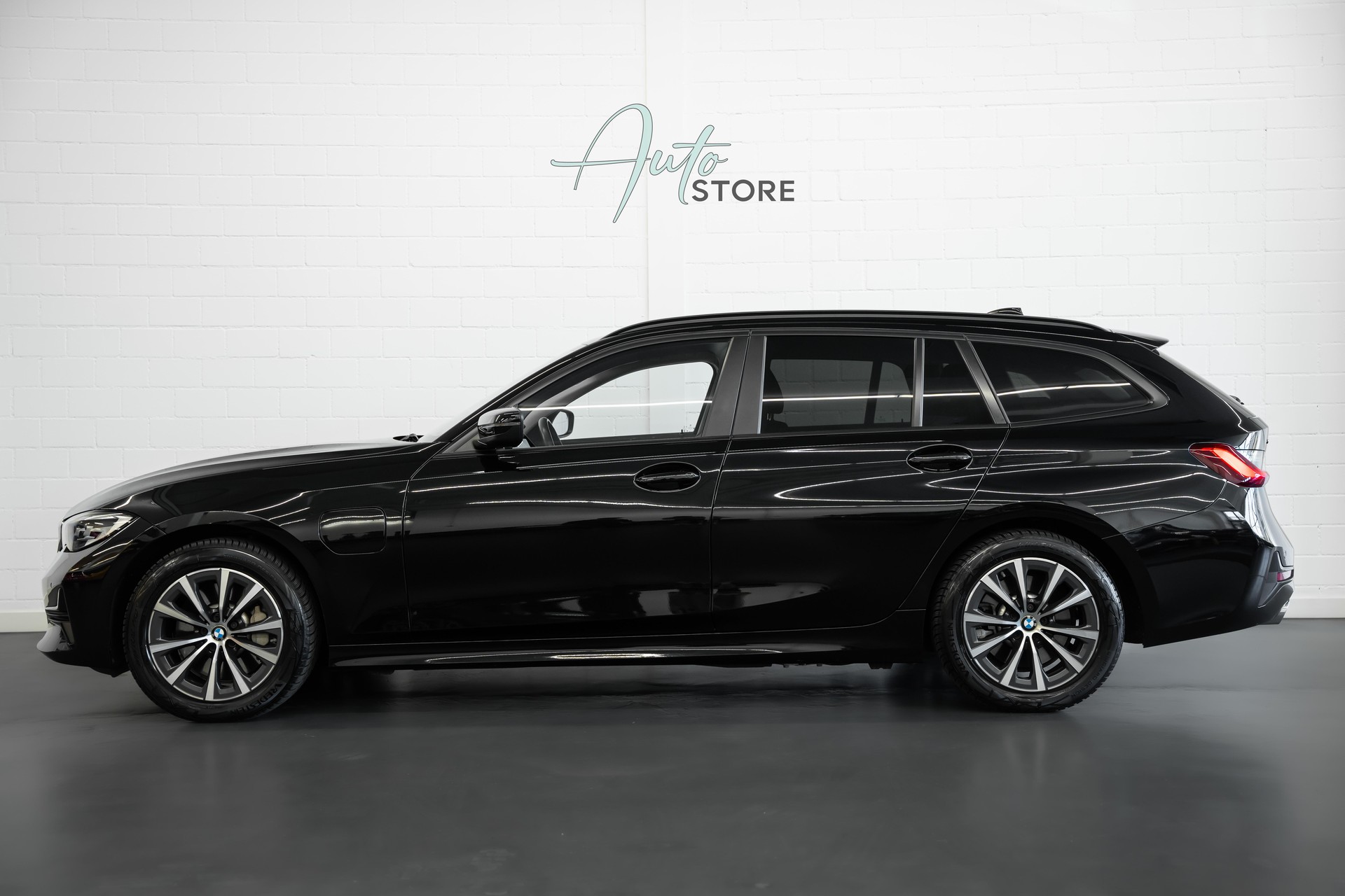 BMW 330e xDrive Touring Sport Line Steptronic-showroom-element-2