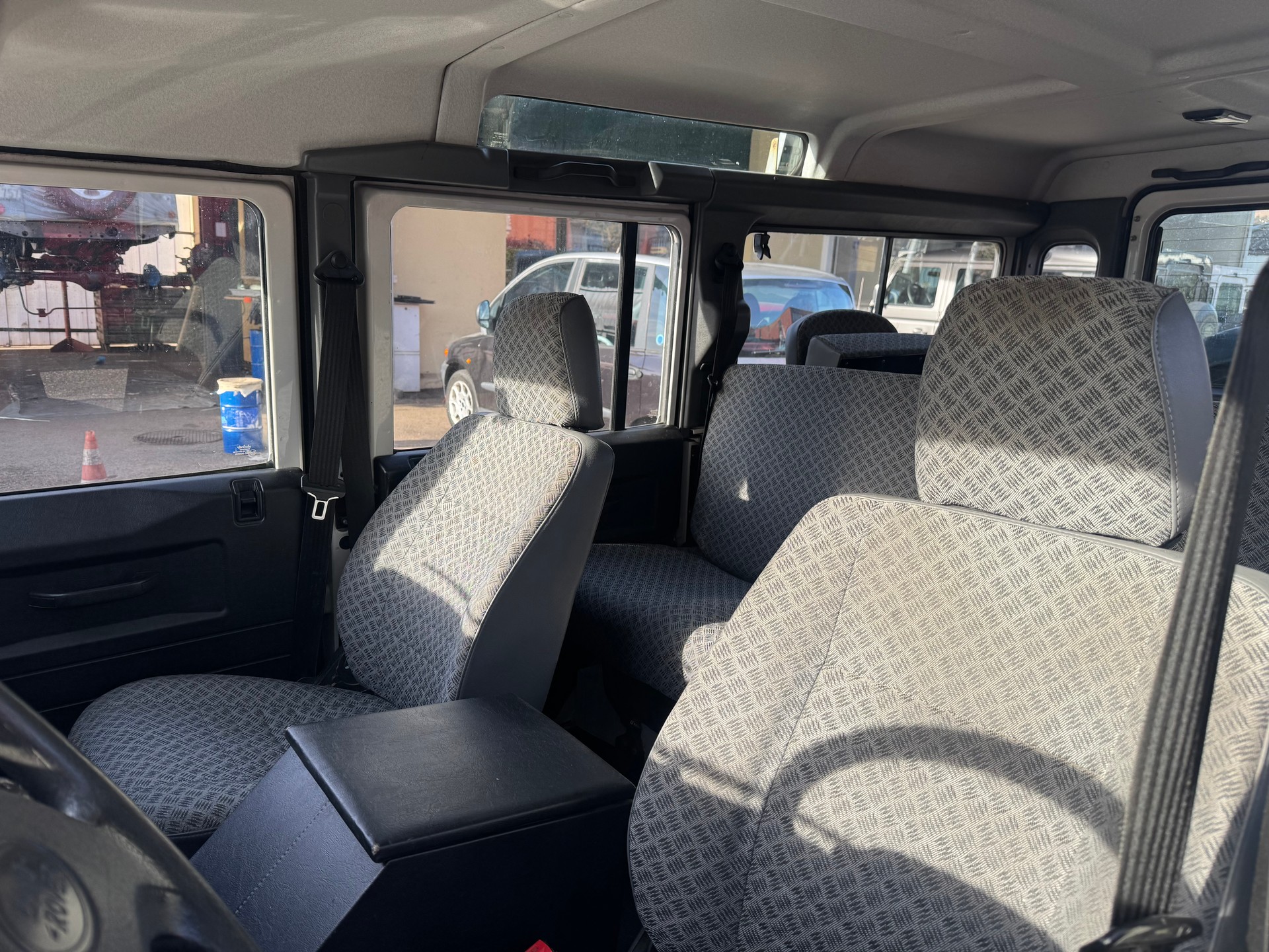 LAND ROVER Defender 110 SW 2.5 - 300 Tdi-image-6