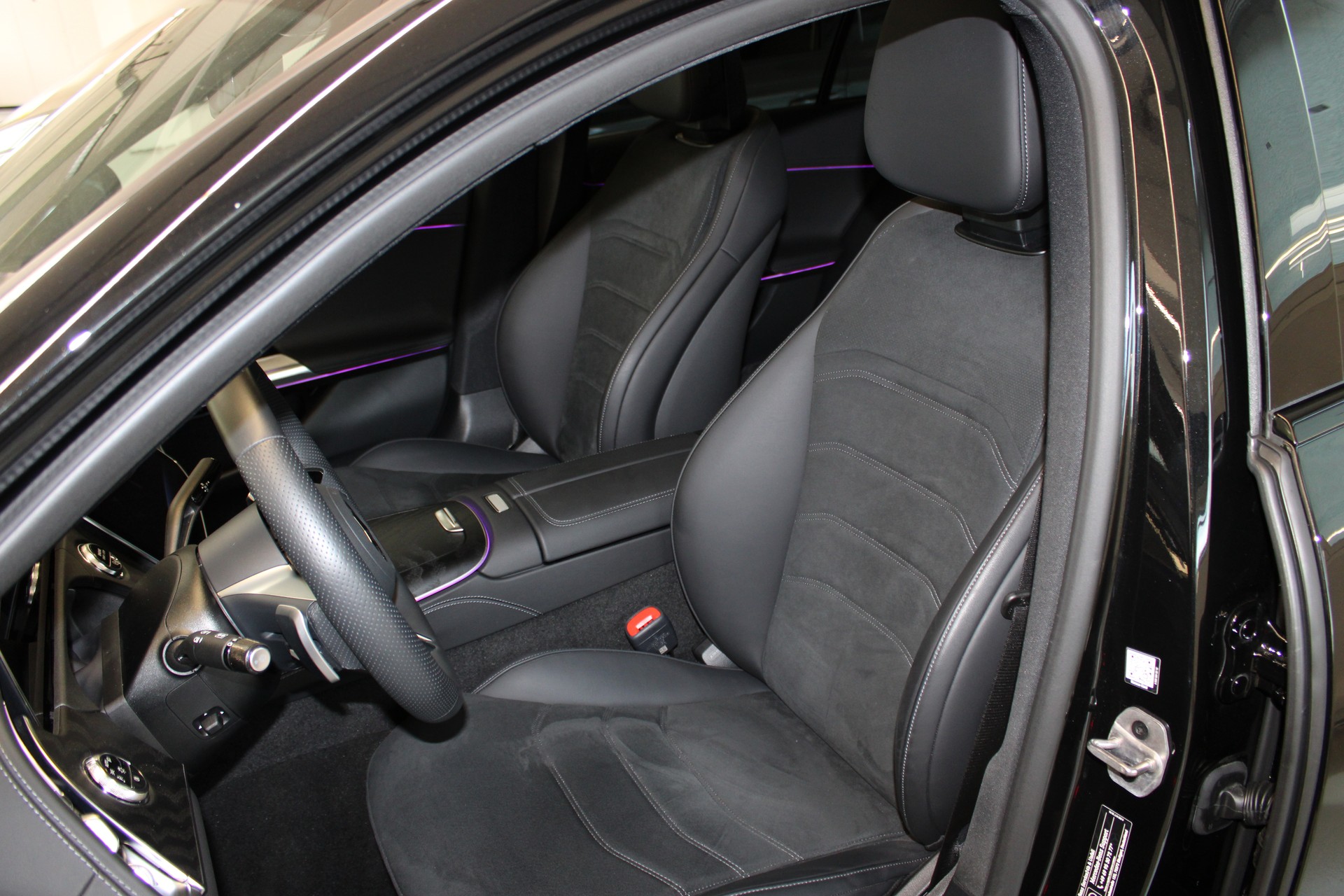 MERCEDES-BENZ E 220 d 4Matic 9G-Tronic-image-21