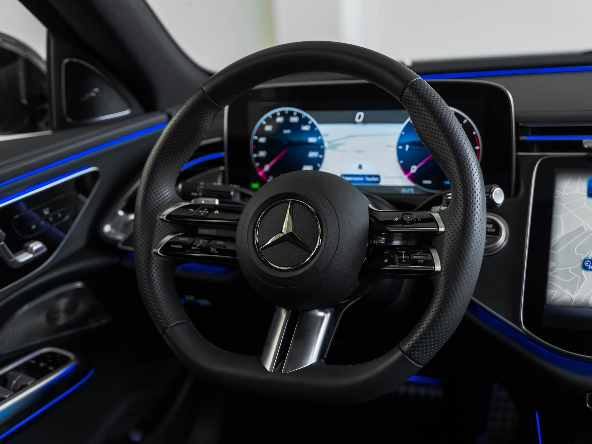 MERCEDES-BENZ E 220 d 4Matic 9G-Tronic-image-19