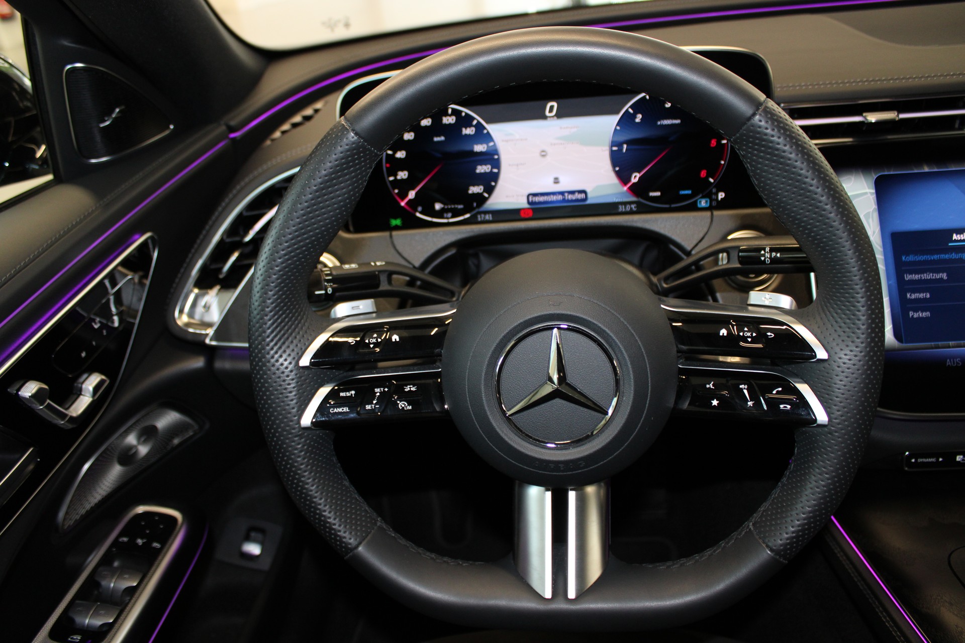 MERCEDES-BENZ E 220 d 4Matic 9G-Tronic-image-14