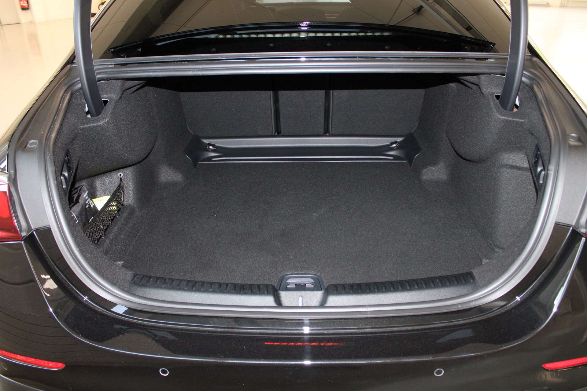MERCEDES-BENZ E 220 d 4Matic 9G-Tronic-image-24