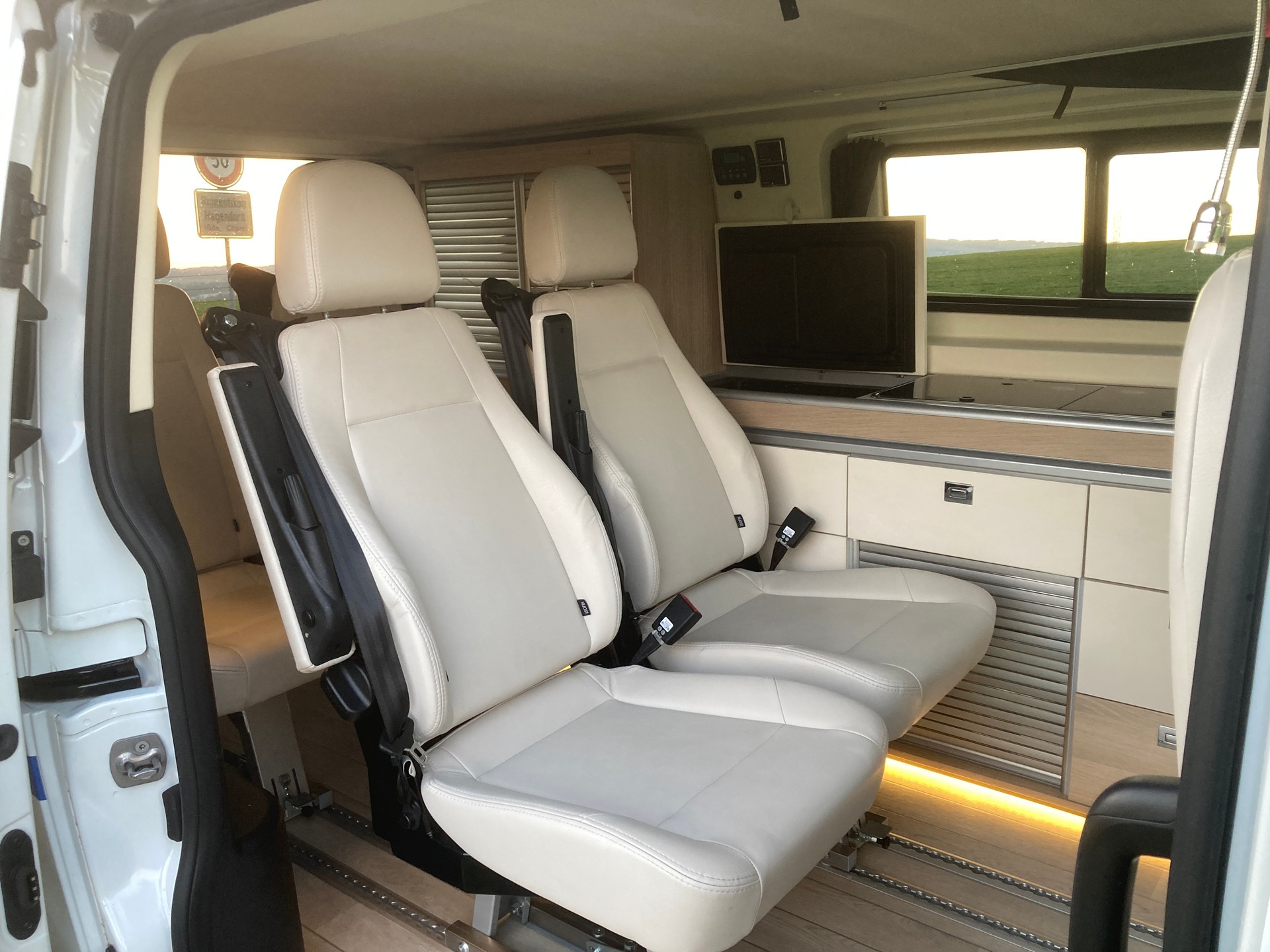 FORD Transit Custom 320 L1H1 Camper A Dreamer Cap Nugget-image-6