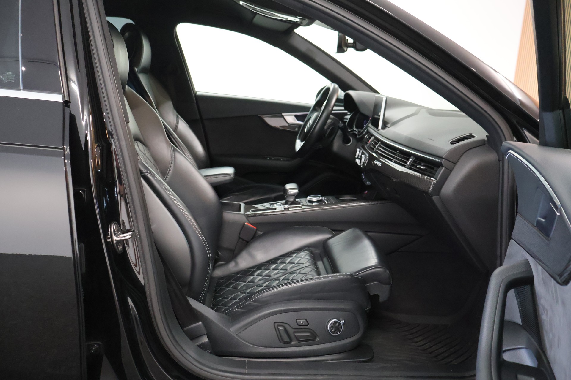 AUDI S4 Limousine 3.0 TFSI quattro tiptronic-image-13